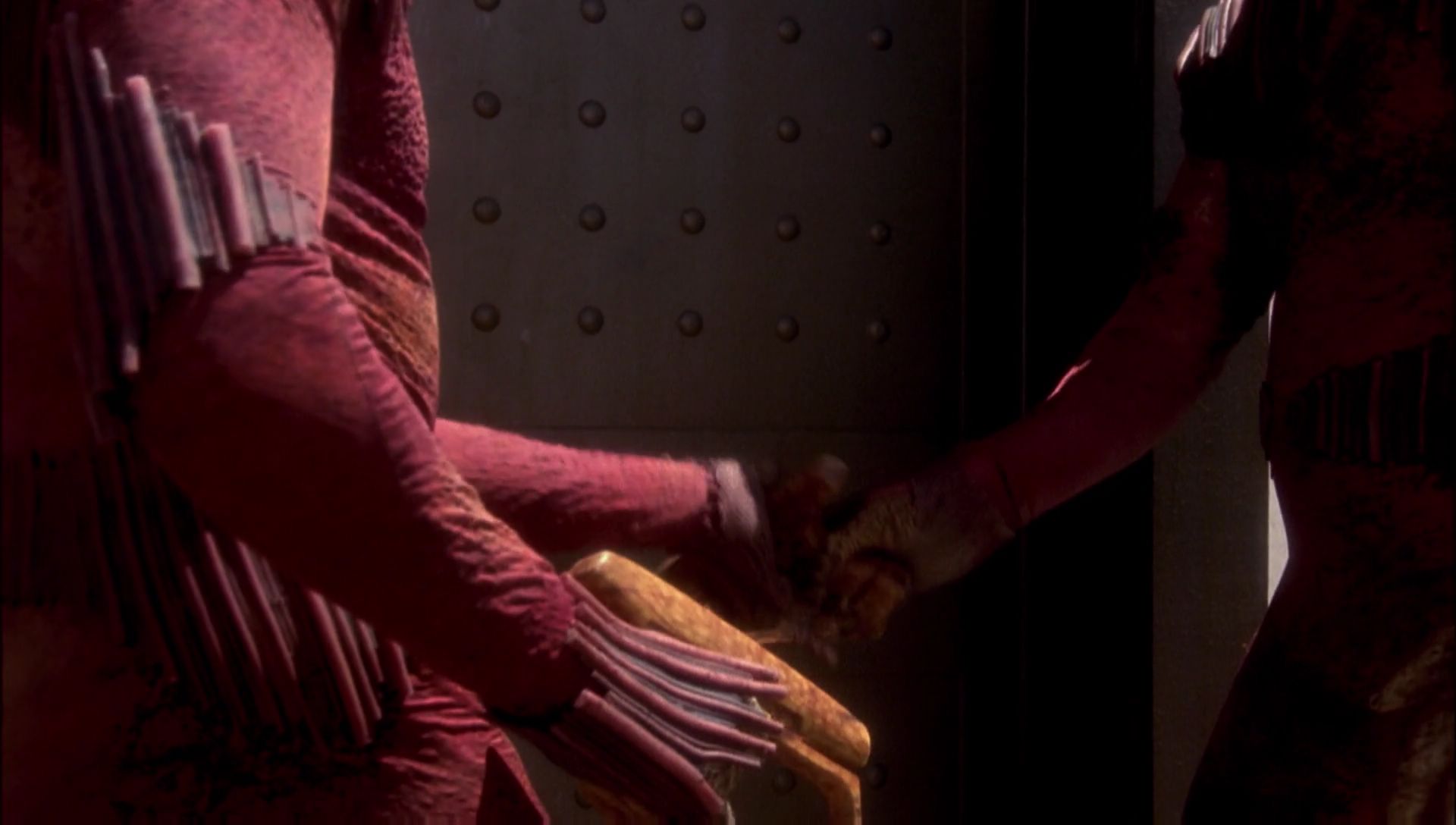 ariane179254_Enterprise_1x01-1x02_BrokenBow_0124.jpg