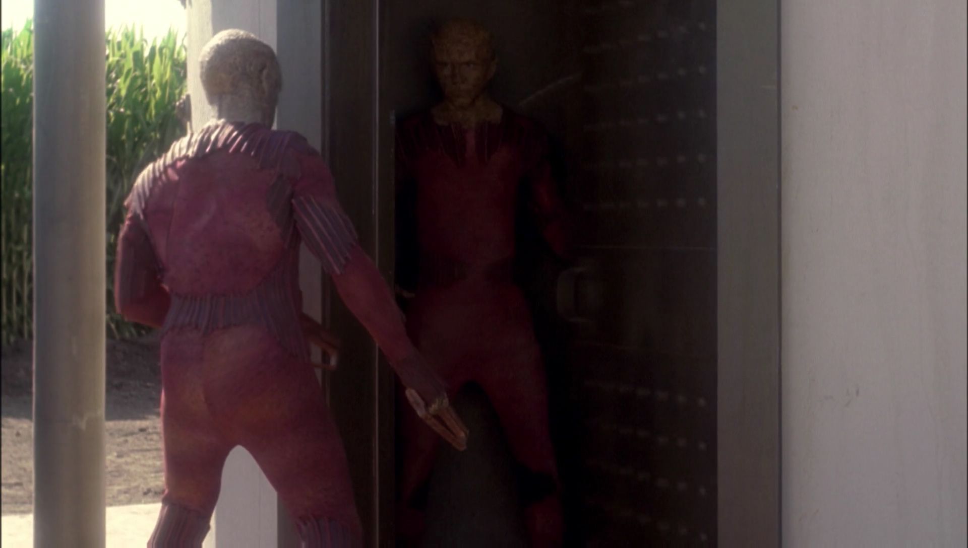 ariane179254_Enterprise_1x01-1x02_BrokenBow_0138.jpg