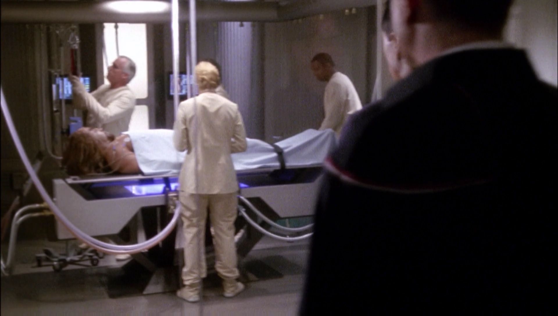 ariane179254_Enterprise_1x01-1x02_BrokenBow_0421.jpg