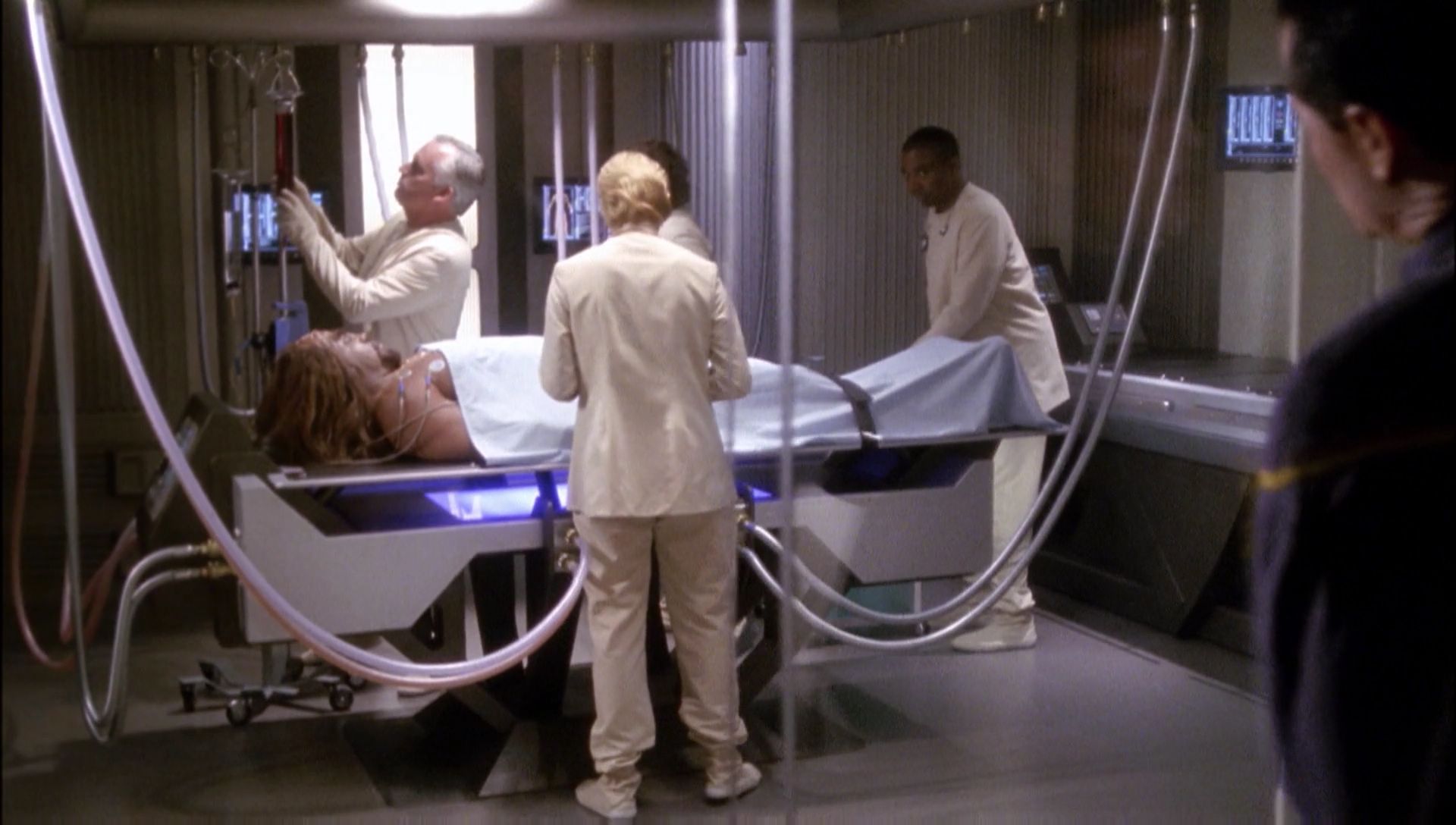 ariane179254_Enterprise_1x01-1x02_BrokenBow_0422.jpg