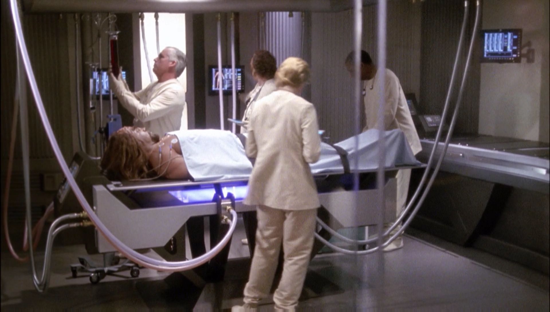 ariane179254_Enterprise_1x01-1x02_BrokenBow_0423.jpg