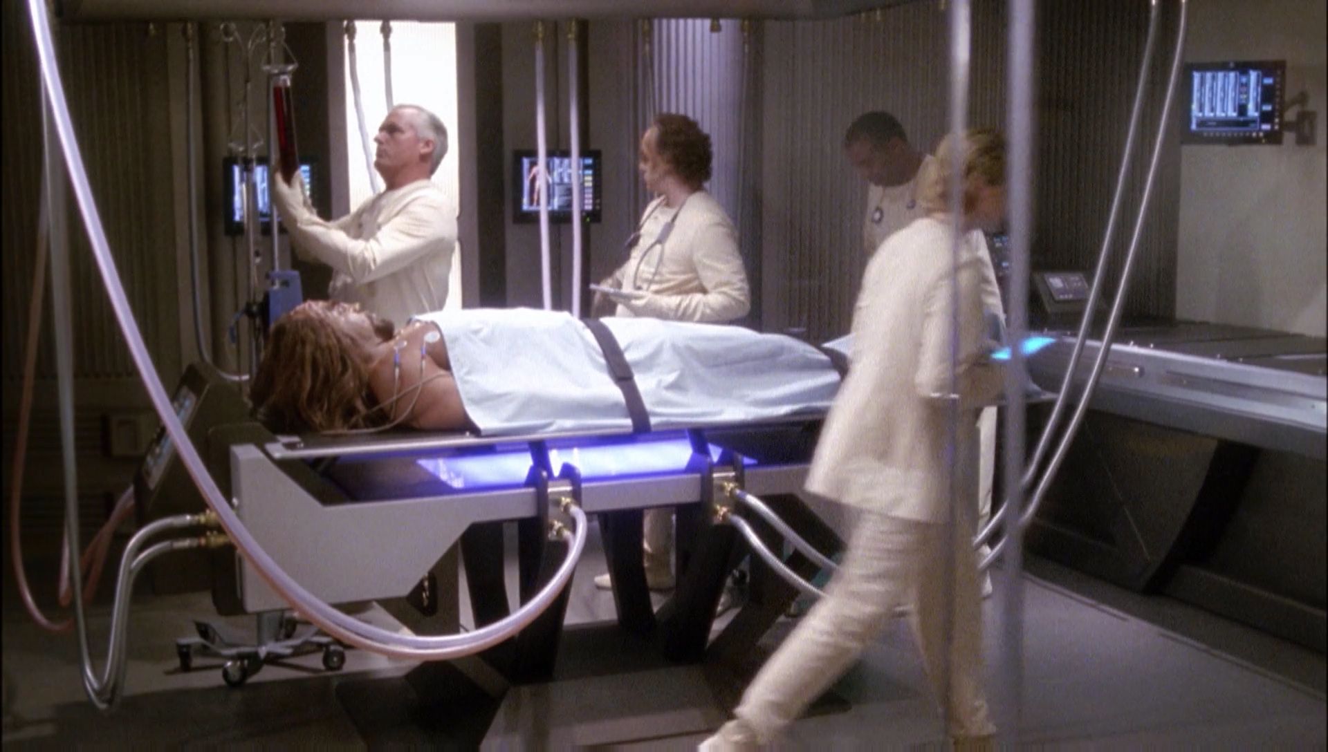 ariane179254_Enterprise_1x01-1x02_BrokenBow_0424.jpg