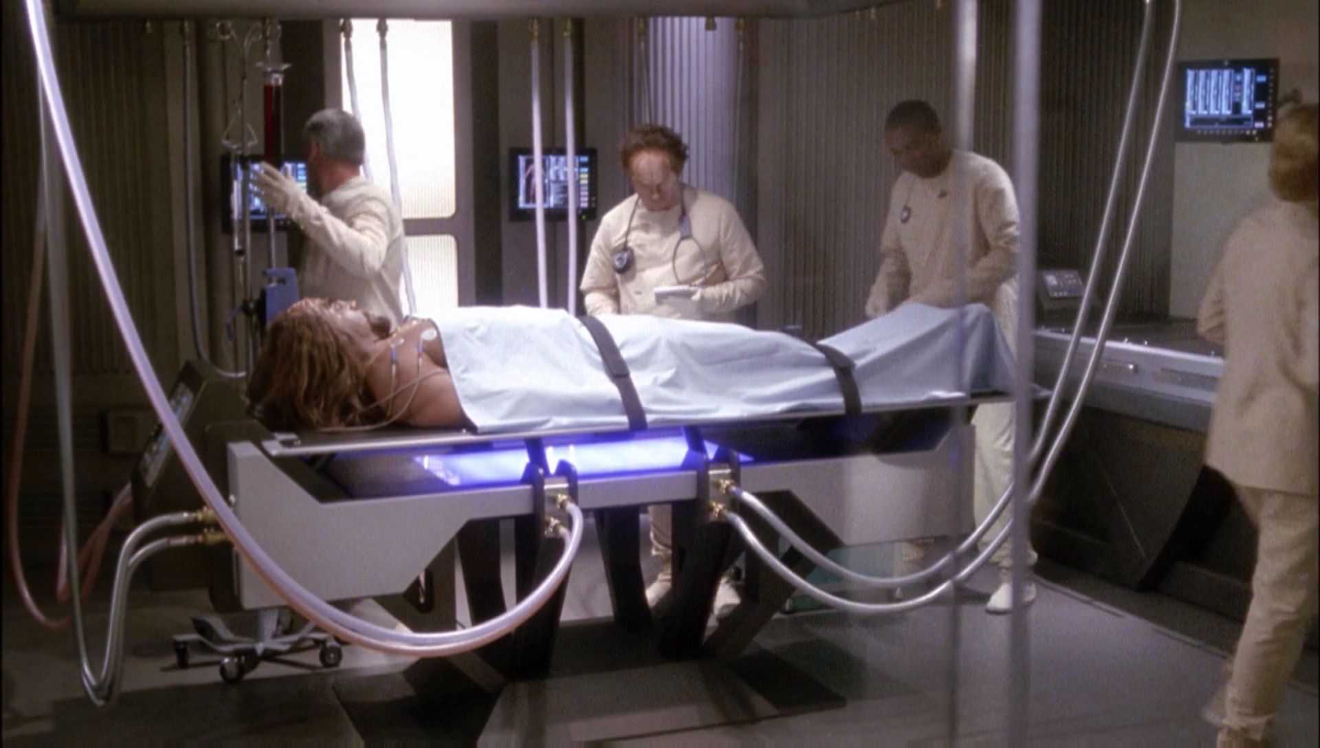 ariane179254_Enterprise_1x01-1x02_BrokenBow_0425.jpg