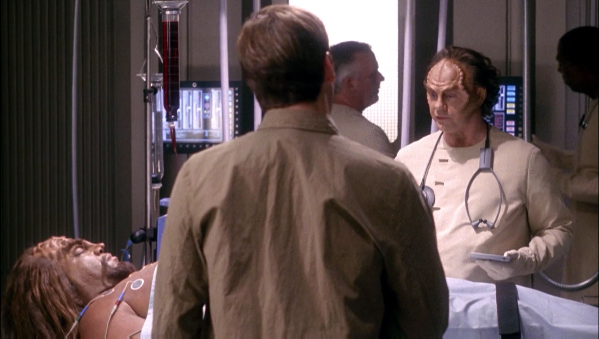 ariane179254_Enterprise_1x01-1x02_BrokenBow_0553.jpg