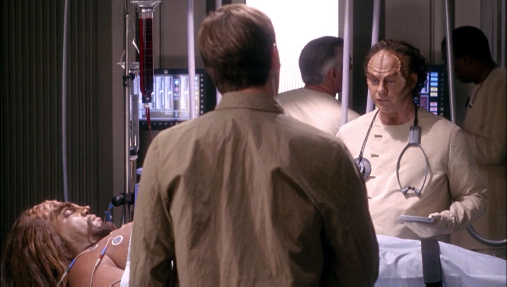 ariane179254_Enterprise_1x01-1x02_BrokenBow_0554.jpg