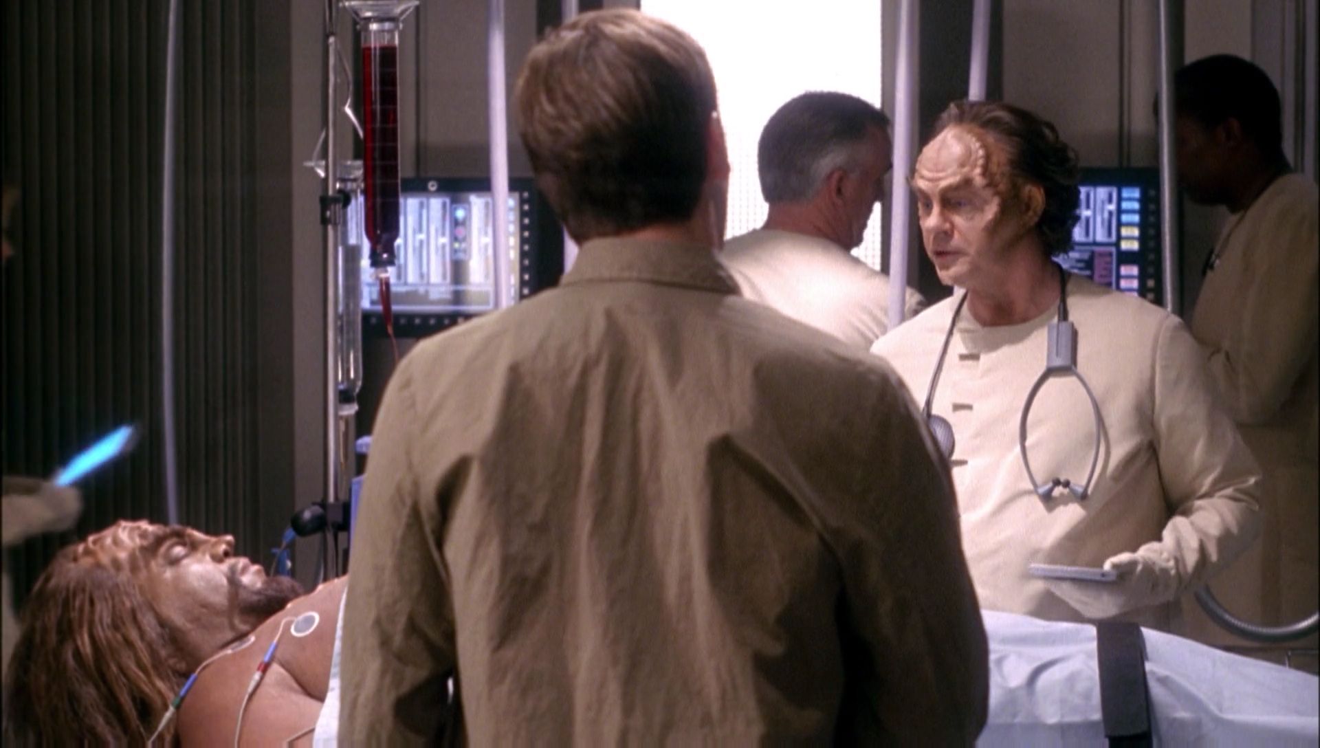 ariane179254_Enterprise_1x01-1x02_BrokenBow_0555.jpg