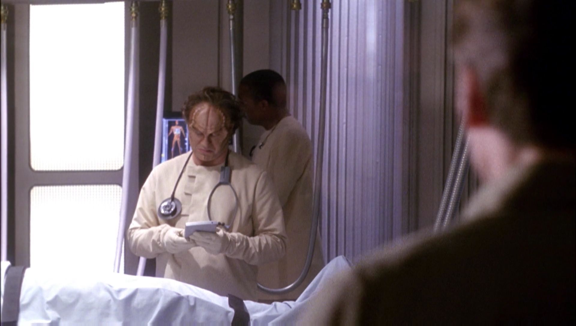 ariane179254_Enterprise_1x01-1x02_BrokenBow_0724.jpg