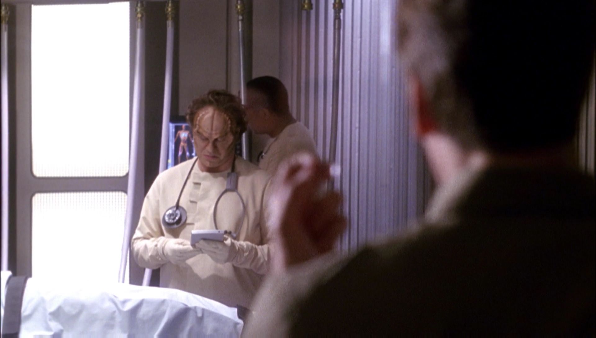 ariane179254_Enterprise_1x01-1x02_BrokenBow_0725.jpg