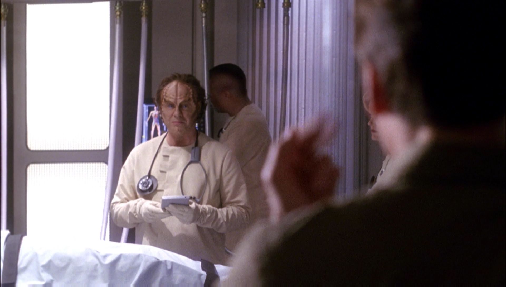 ariane179254_Enterprise_1x01-1x02_BrokenBow_0727.jpg