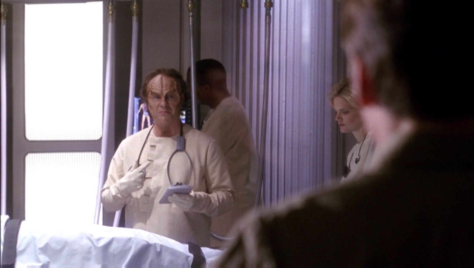 ariane179254_Enterprise_1x01-1x02_BrokenBow_0728.jpg