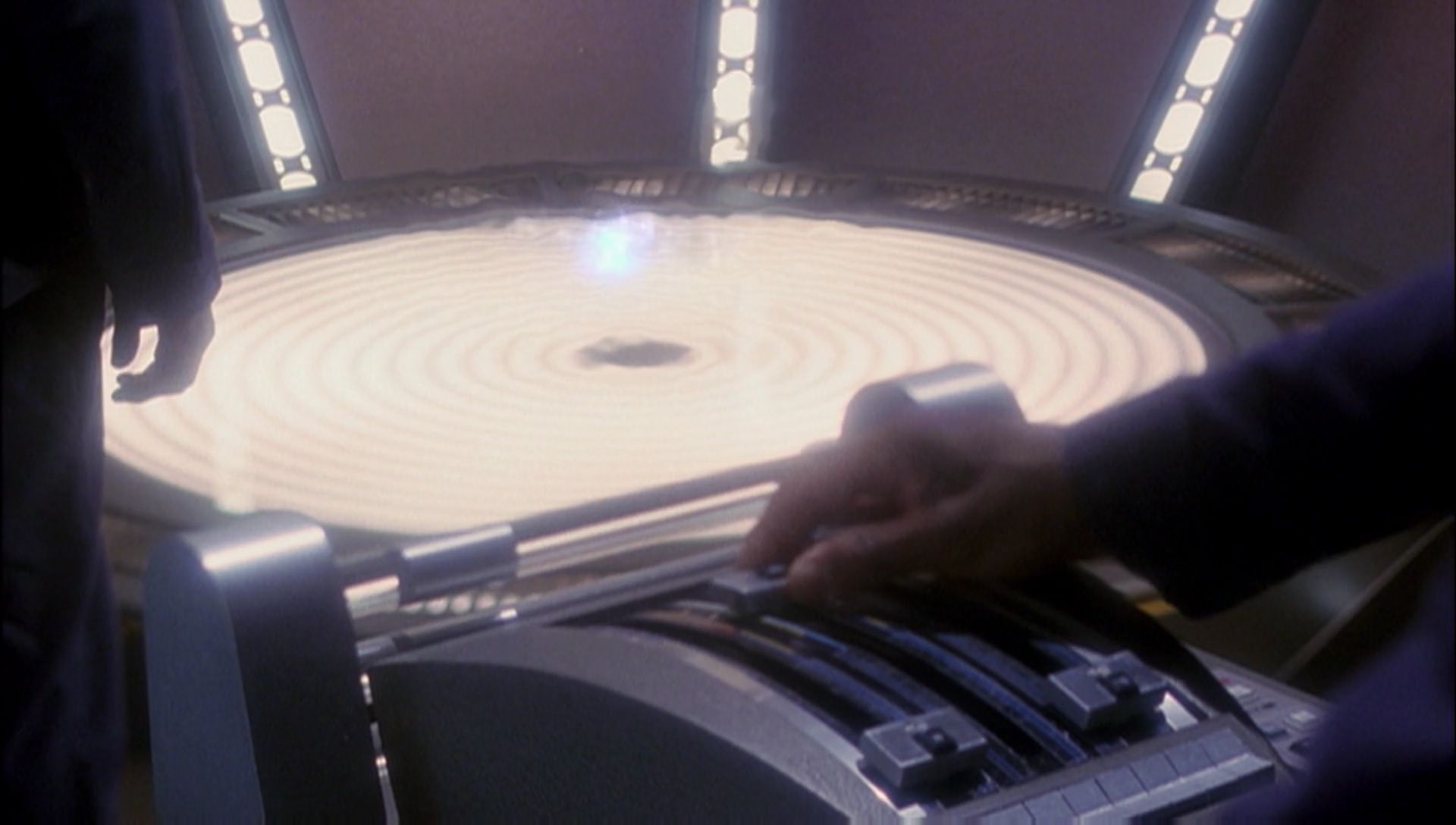 ariane179254_Enterprise_1x01-1x02_BrokenBow_0762.jpg