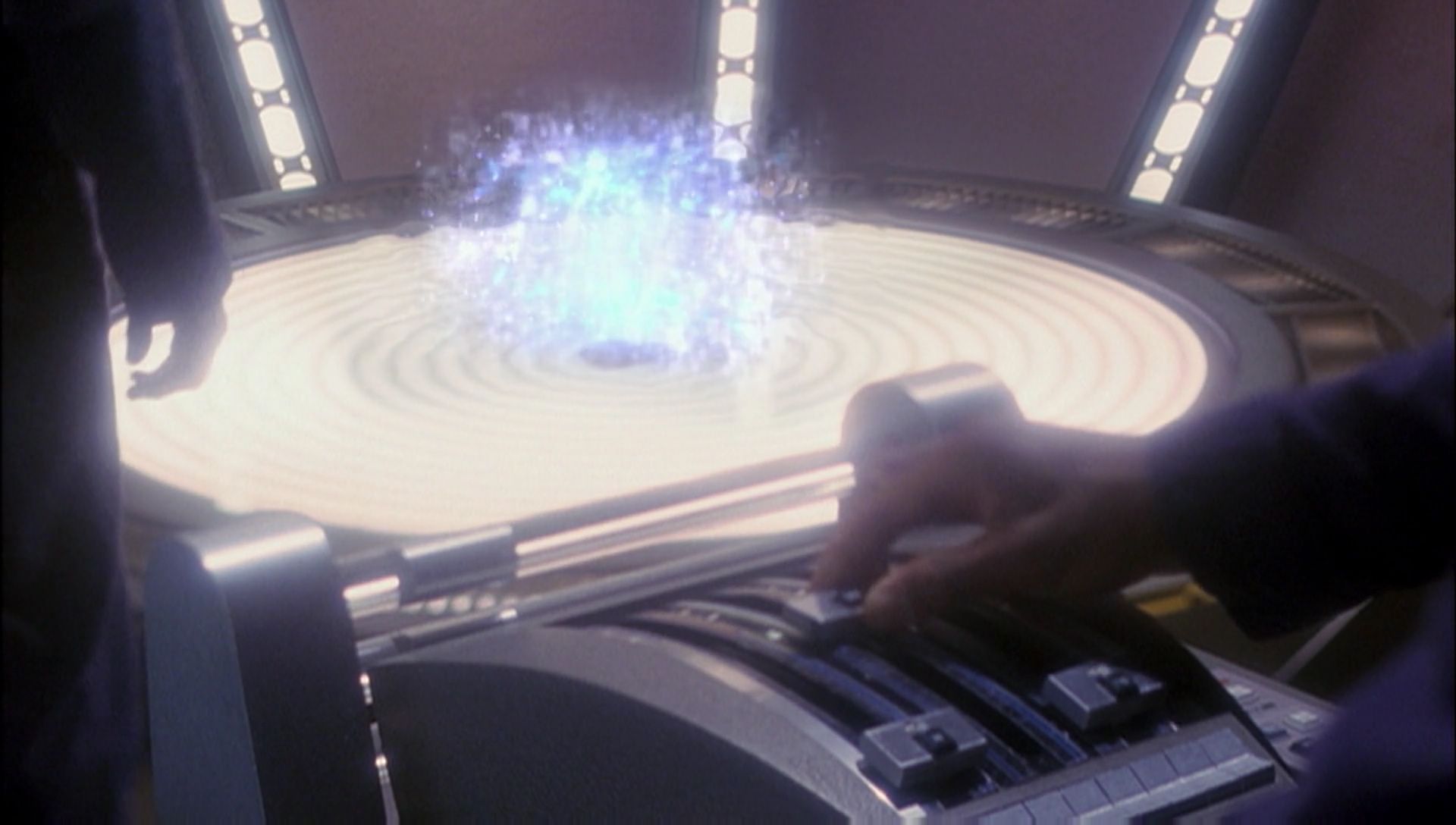 ariane179254_Enterprise_1x01-1x02_BrokenBow_0763.jpg