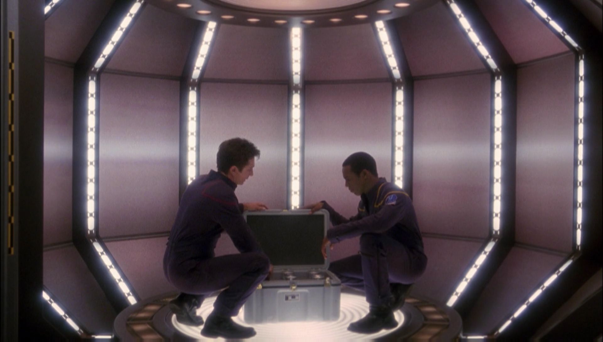 ariane179254_Enterprise_1x01-1x02_BrokenBow_0782.jpg