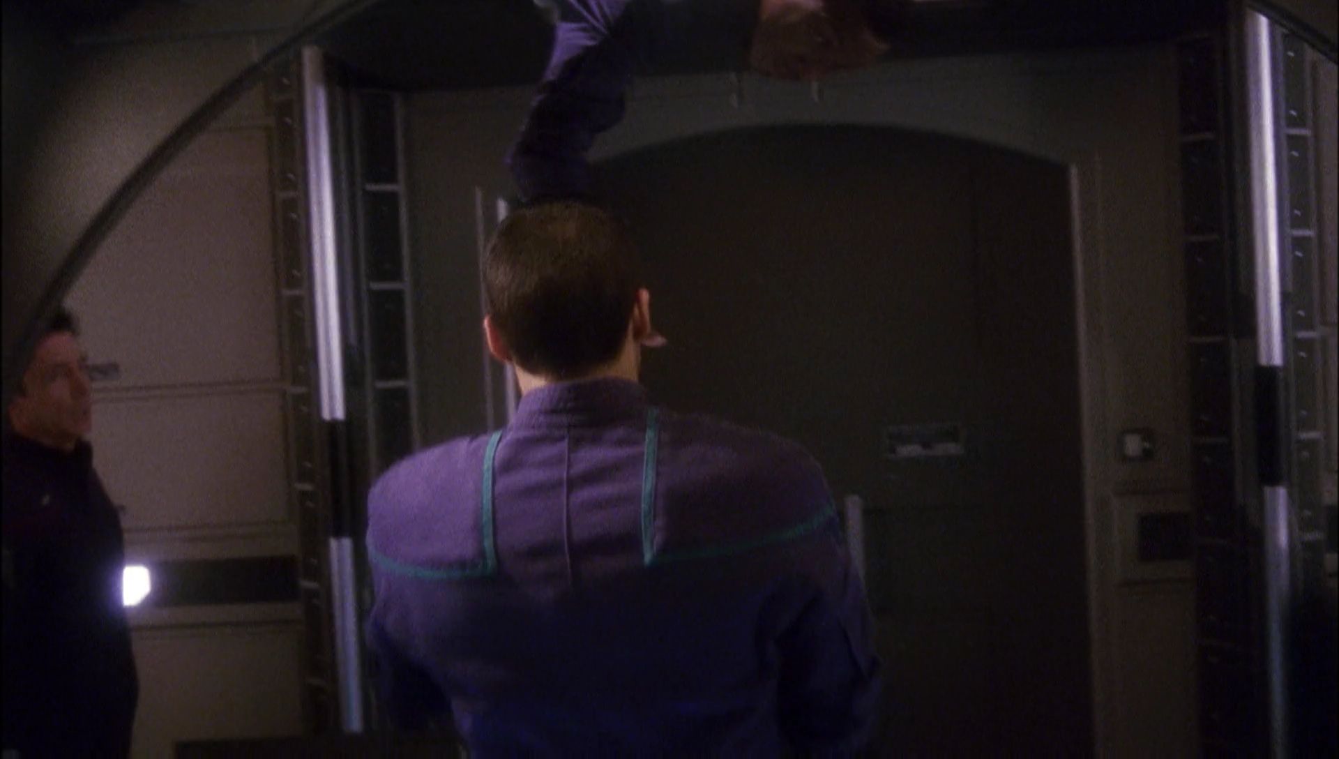 ariane179254_Enterprise_1x01-1x02_BrokenBow_0815.jpg