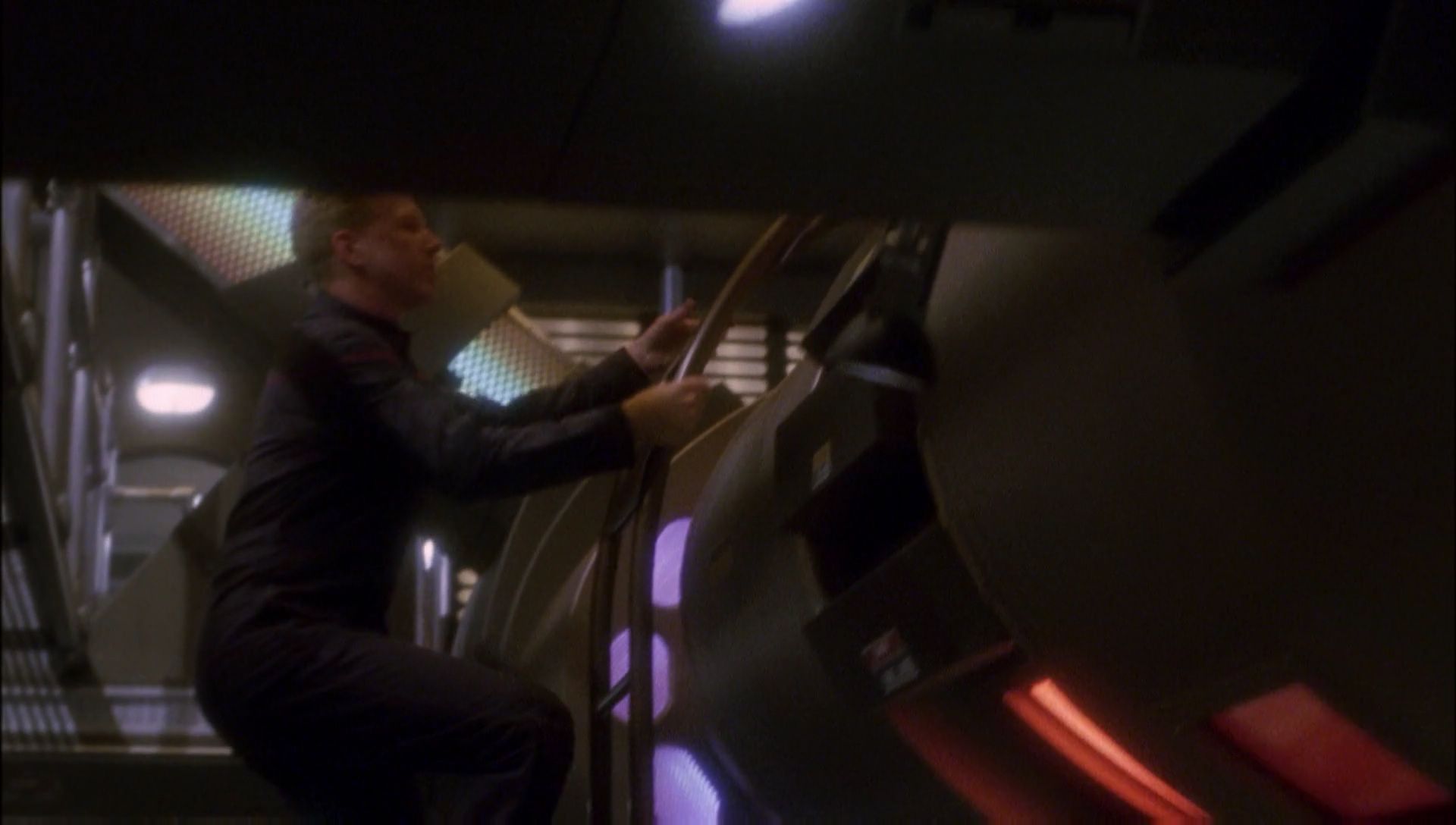 ariane179254_Enterprise_1x01-1x02_BrokenBow_0845.jpg