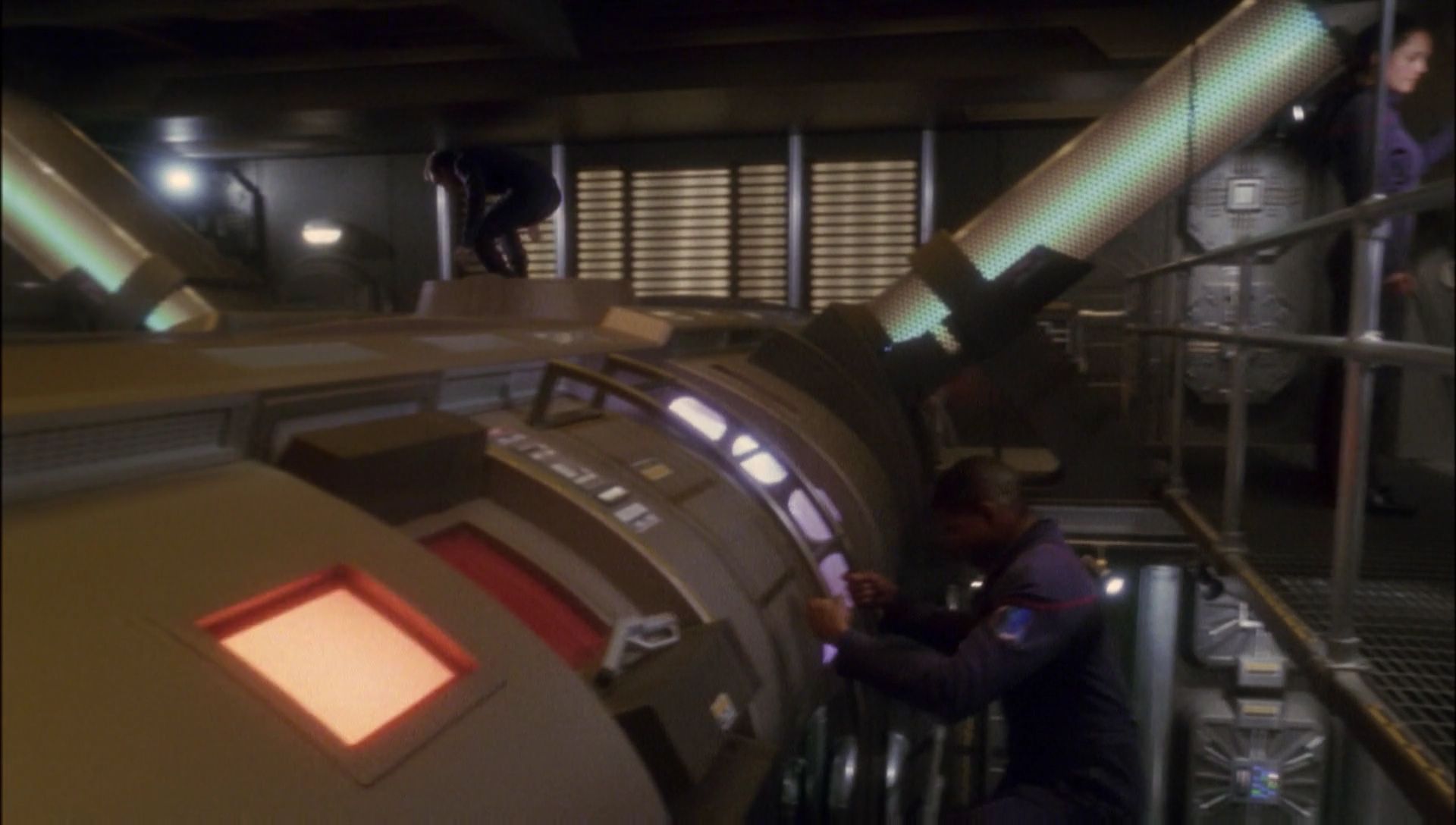 ariane179254_Enterprise_1x01-1x02_BrokenBow_0848.jpg