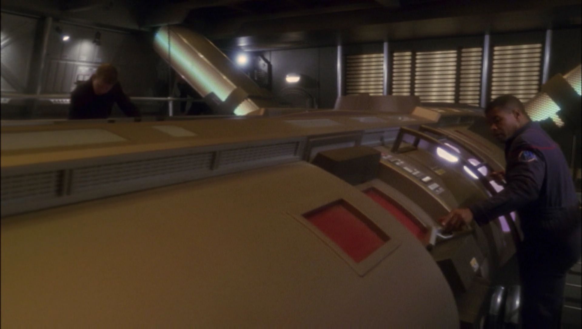 ariane179254_Enterprise_1x01-1x02_BrokenBow_0850.jpg