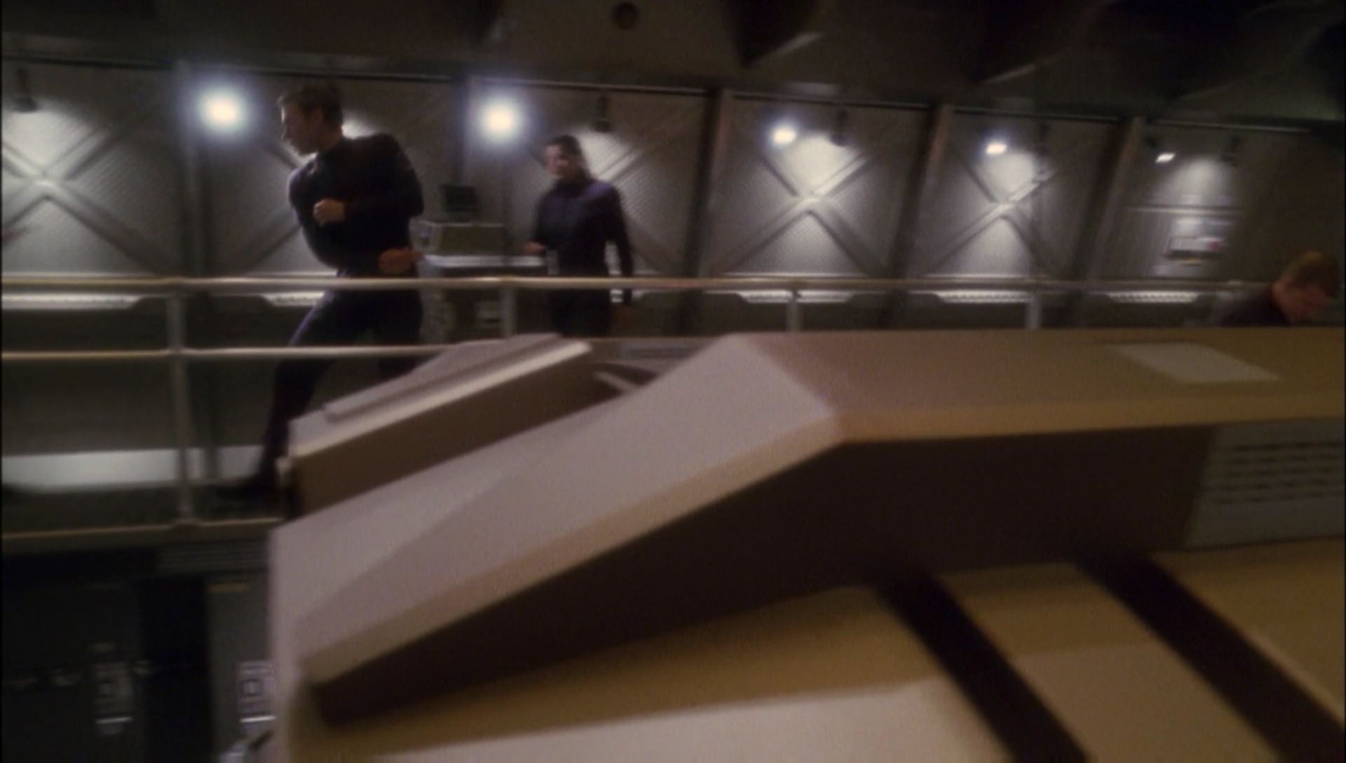 ariane179254_Enterprise_1x01-1x02_BrokenBow_0854.jpg