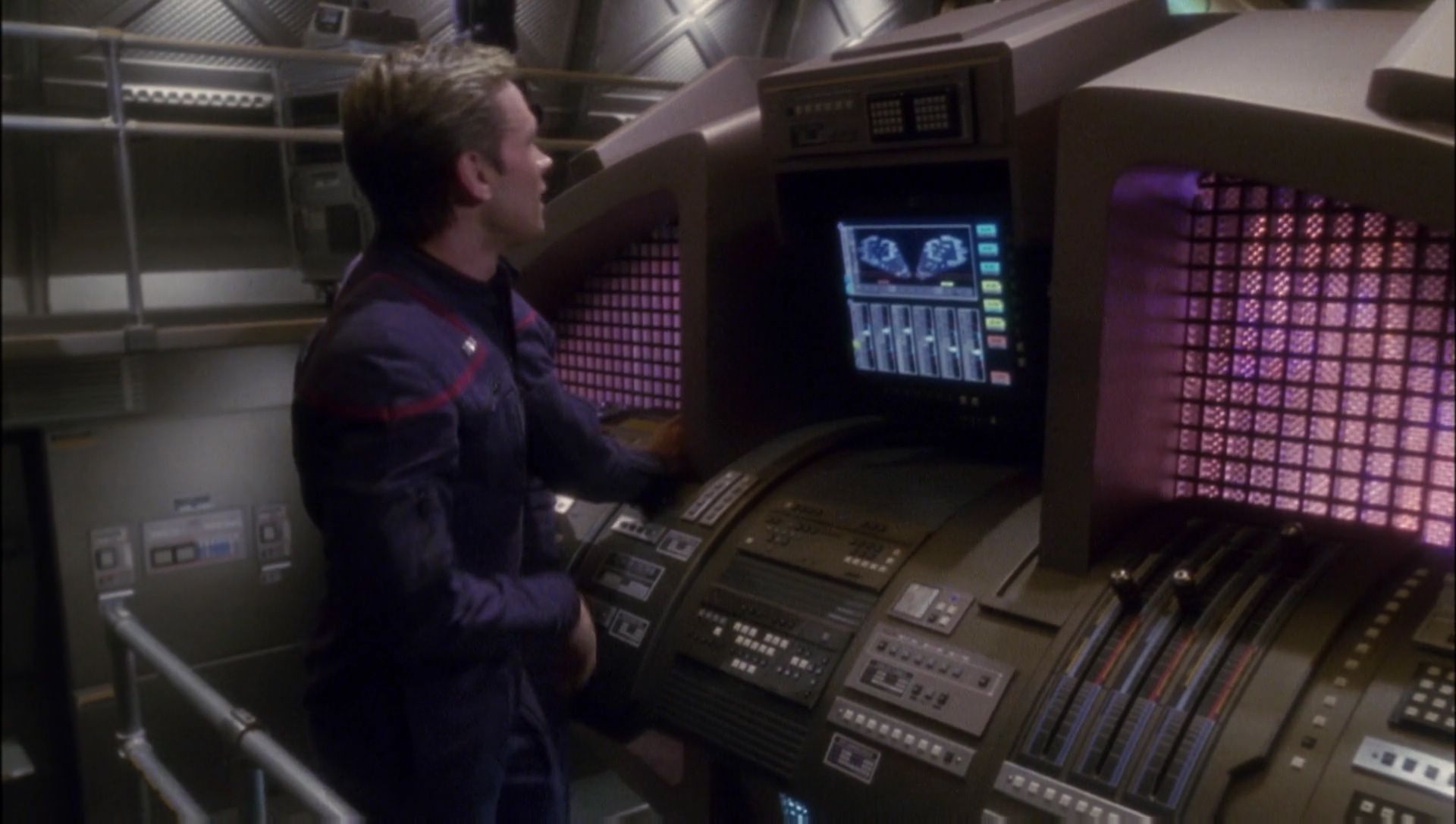 ariane179254_Enterprise_1x01-1x02_BrokenBow_0864.jpg