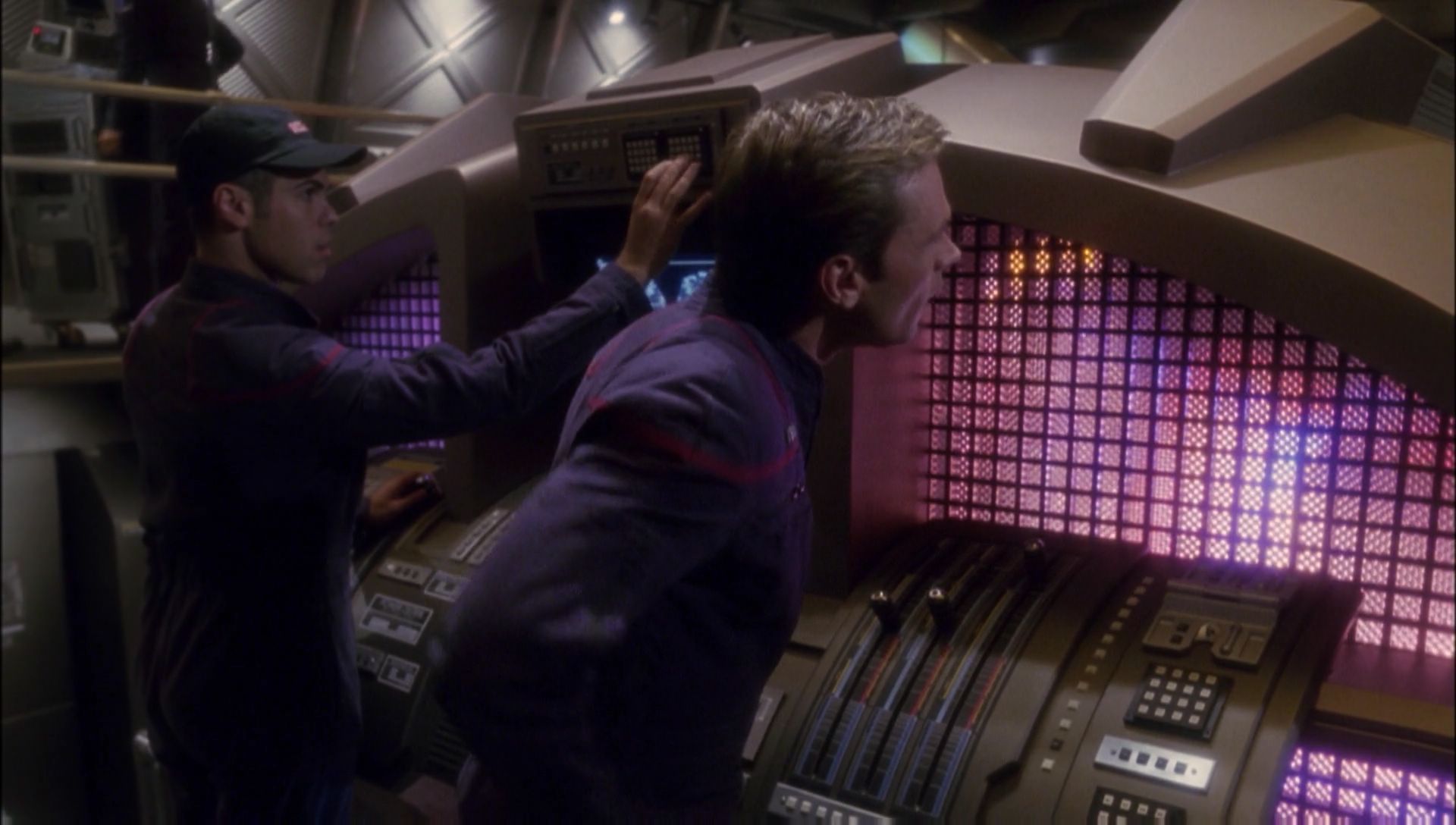 ariane179254_Enterprise_1x01-1x02_BrokenBow_0868.jpg