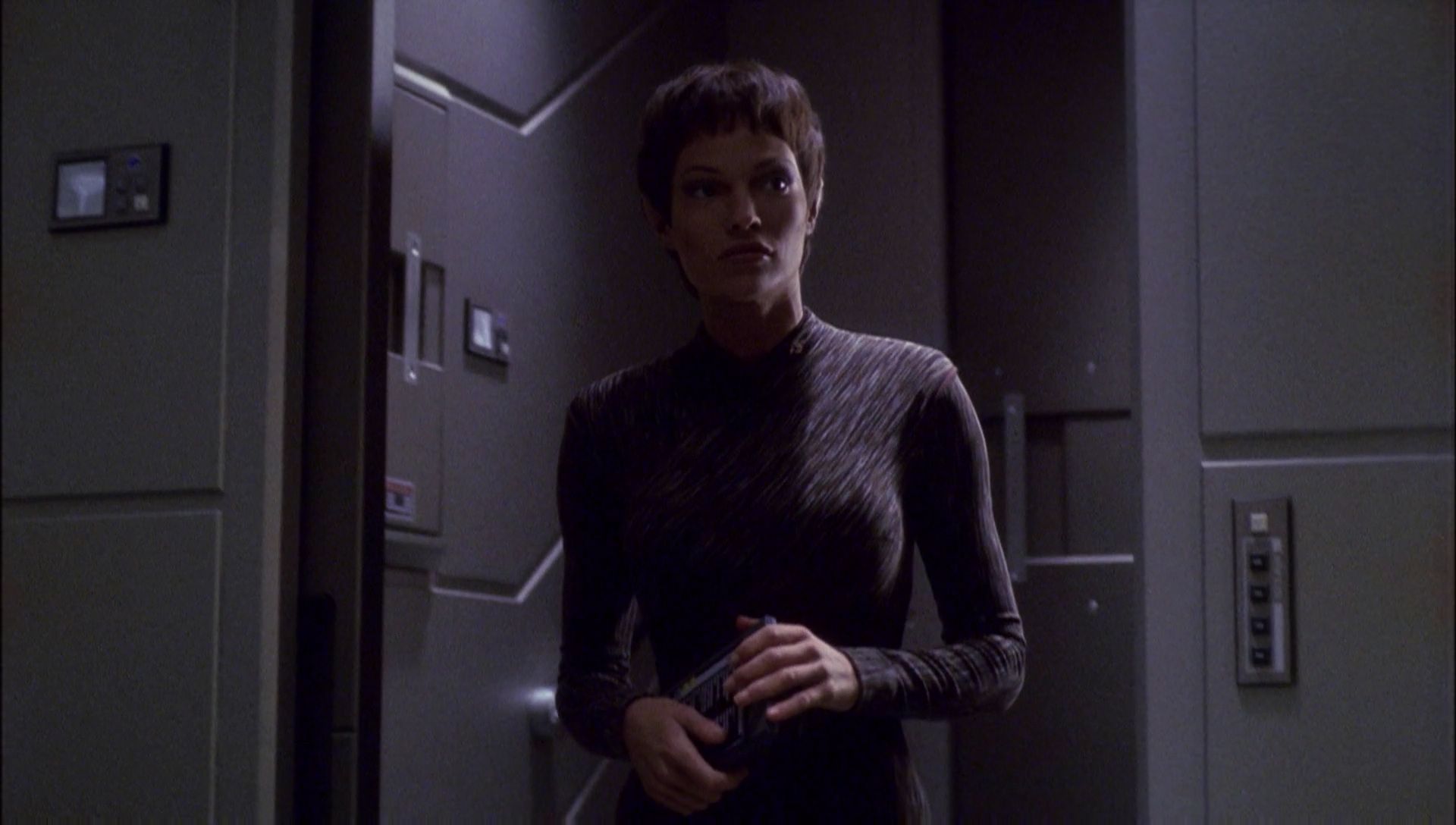 ariane179254_Enterprise_1x01-1x02_BrokenBow_1099.jpg