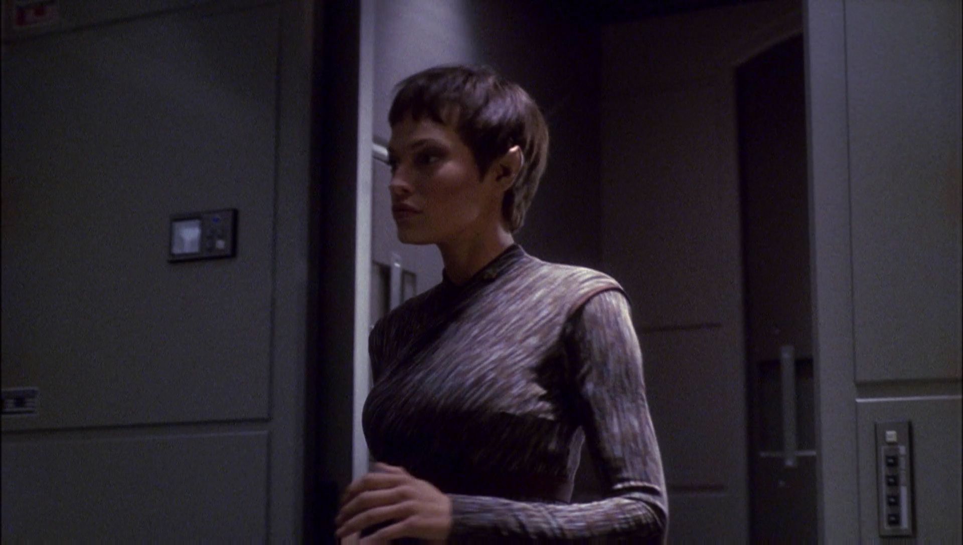 ariane179254_Enterprise_1x01-1x02_BrokenBow_1100.jpg