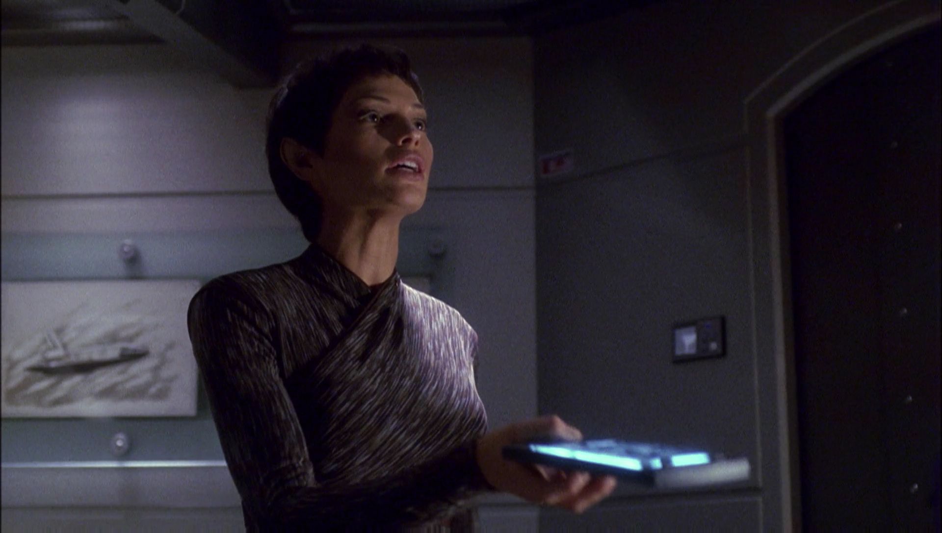ariane179254_Enterprise_1x01-1x02_BrokenBow_1104.jpg