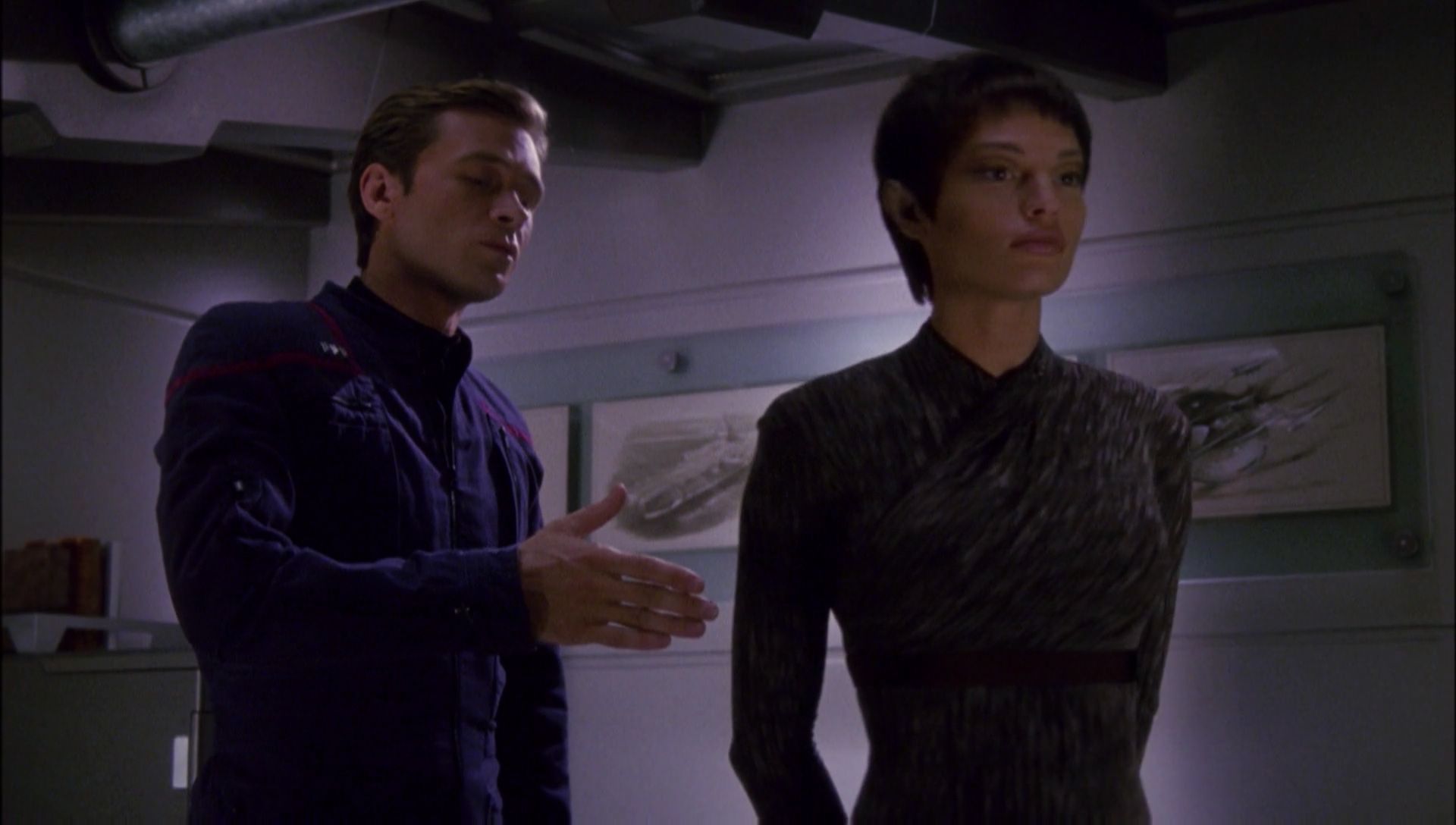 ariane179254_Enterprise_1x01-1x02_BrokenBow_1155.jpg