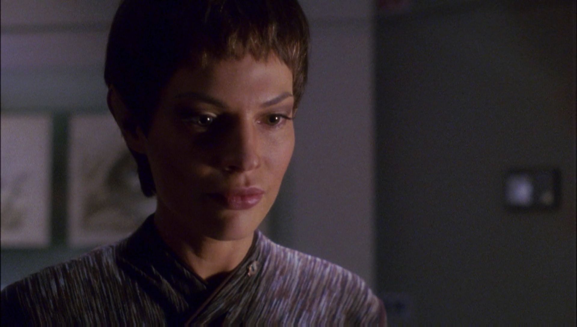 ariane179254_Enterprise_1x01-1x02_BrokenBow_1201.jpg