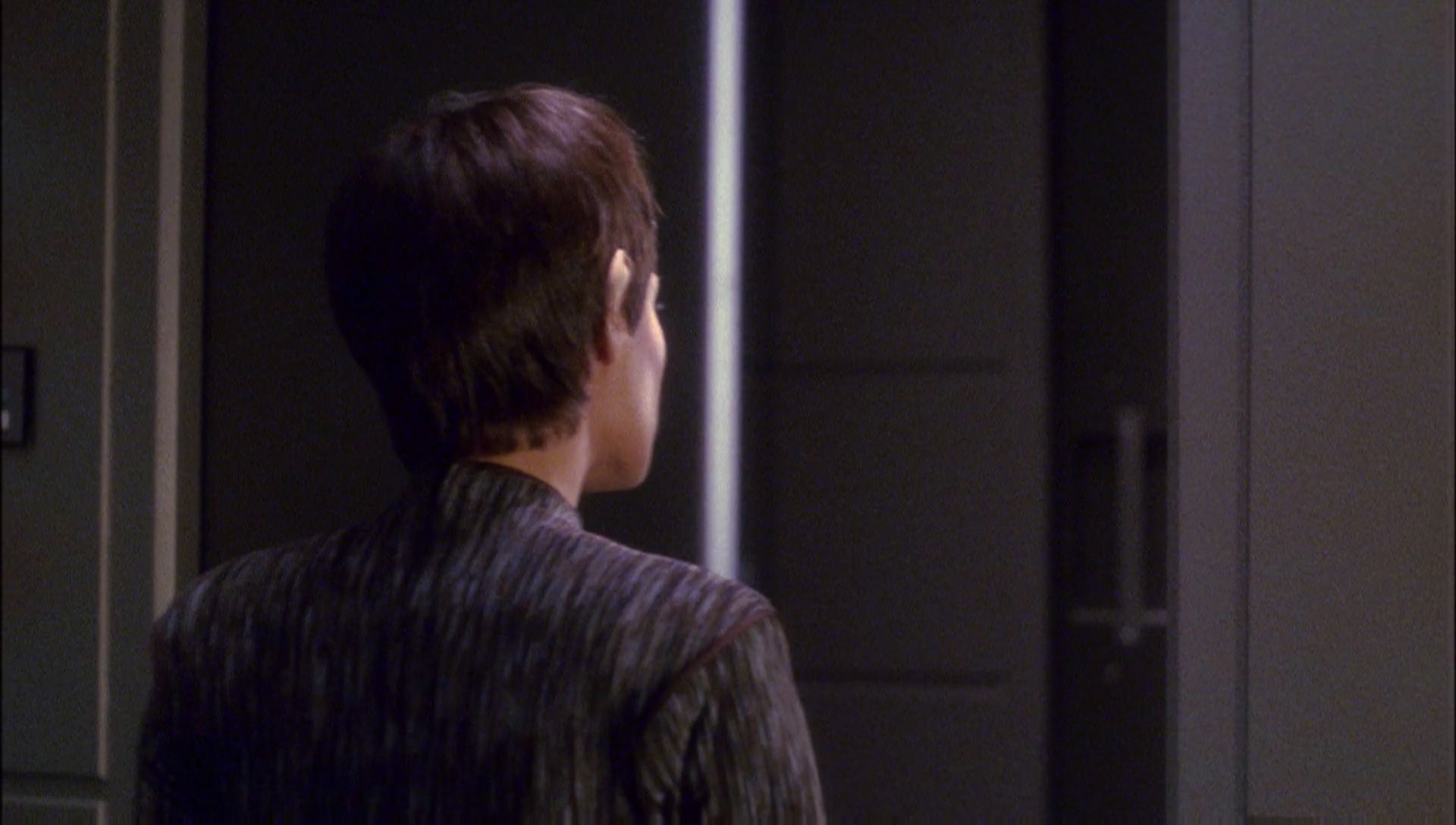 ariane179254_Enterprise_1x01-1x02_BrokenBow_1213.jpg