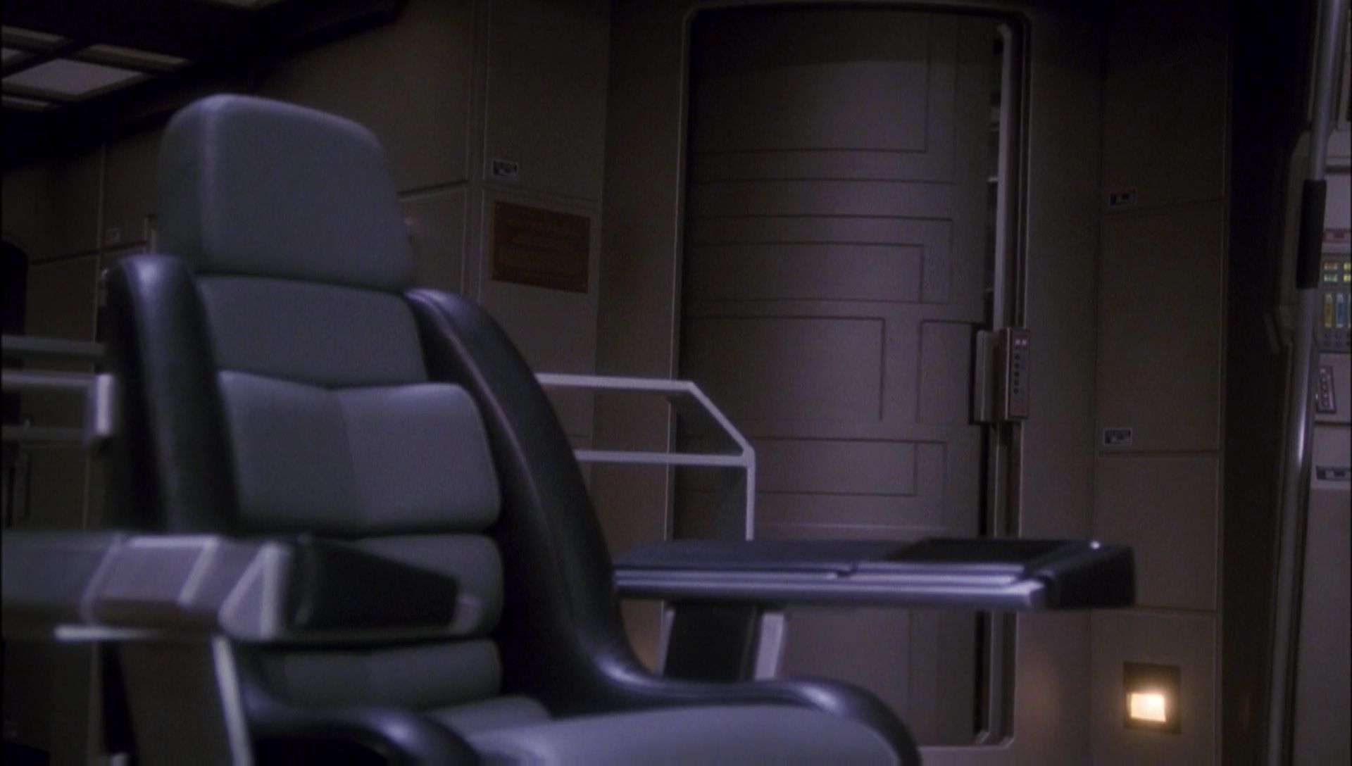ariane179254_Enterprise_1x01-1x02_BrokenBow_1309.jpg