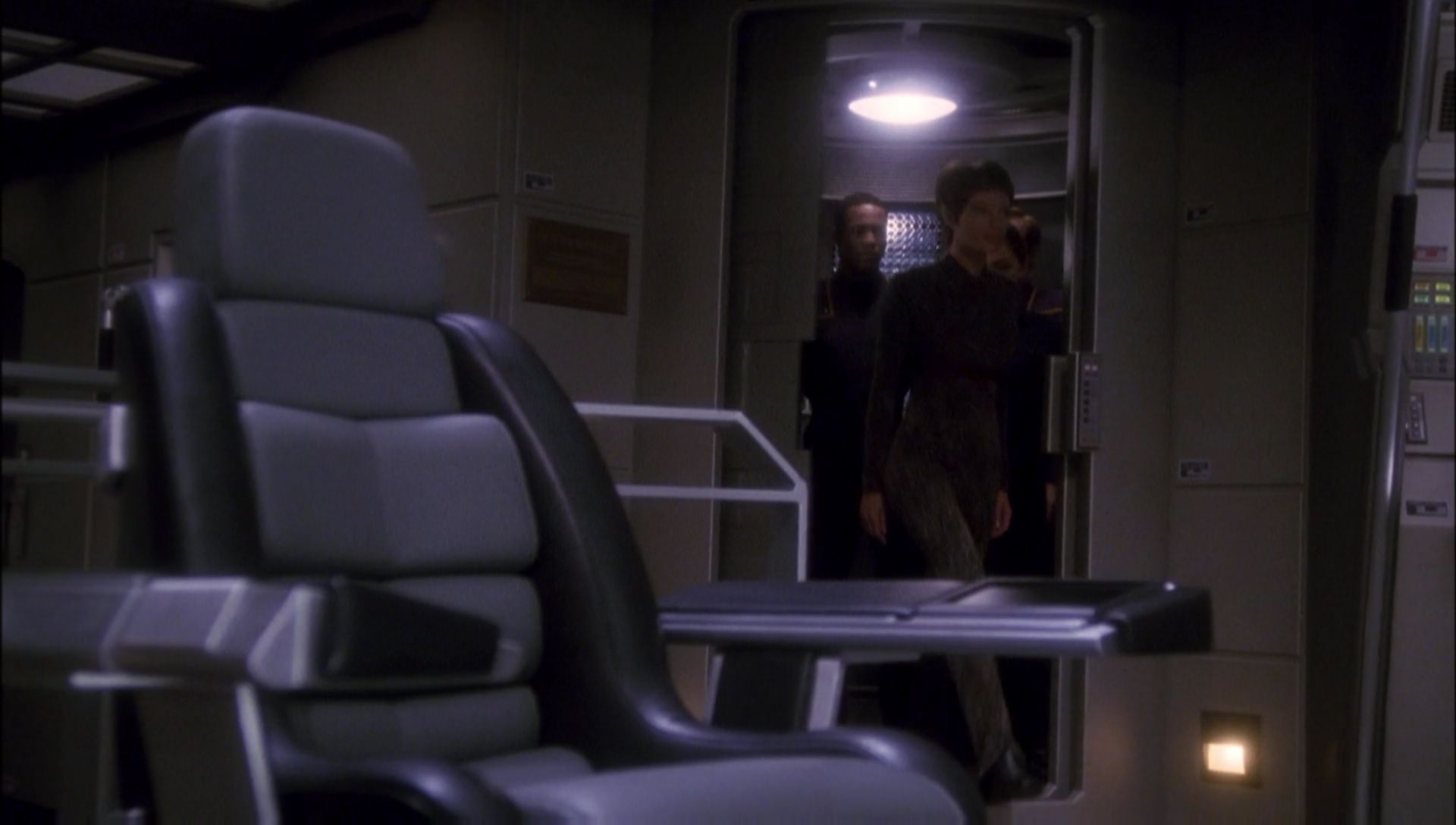 ariane179254_Enterprise_1x01-1x02_BrokenBow_1310.jpg