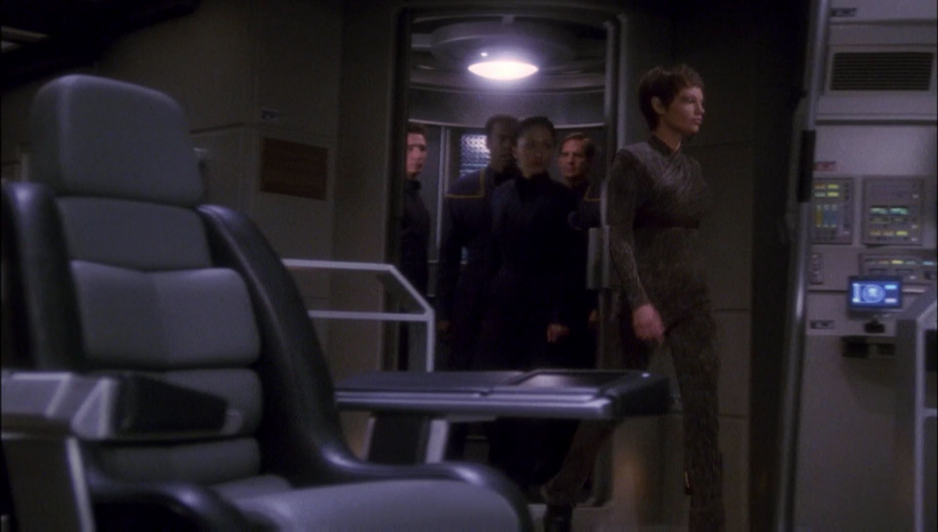 ariane179254_Enterprise_1x01-1x02_BrokenBow_1311.jpg