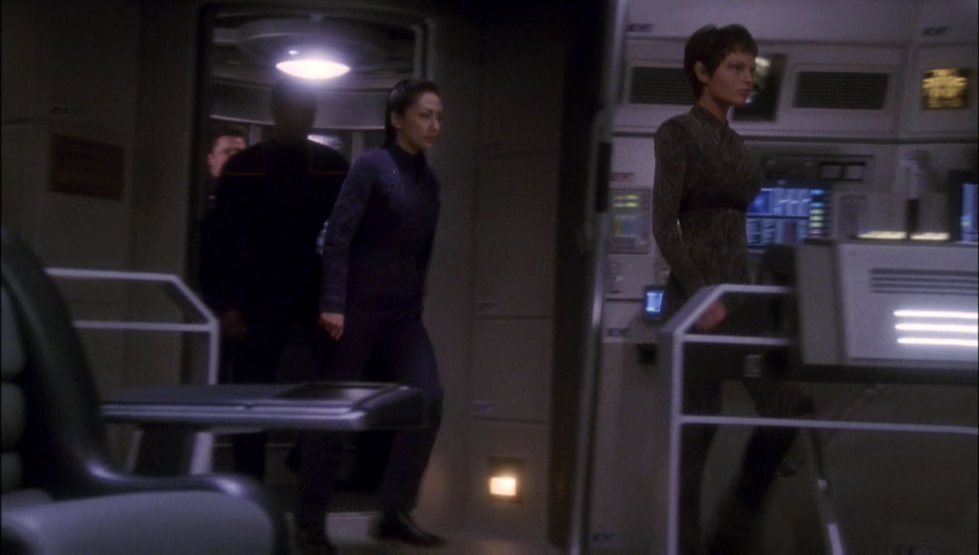 ariane179254_Enterprise_1x01-1x02_BrokenBow_1312.jpg