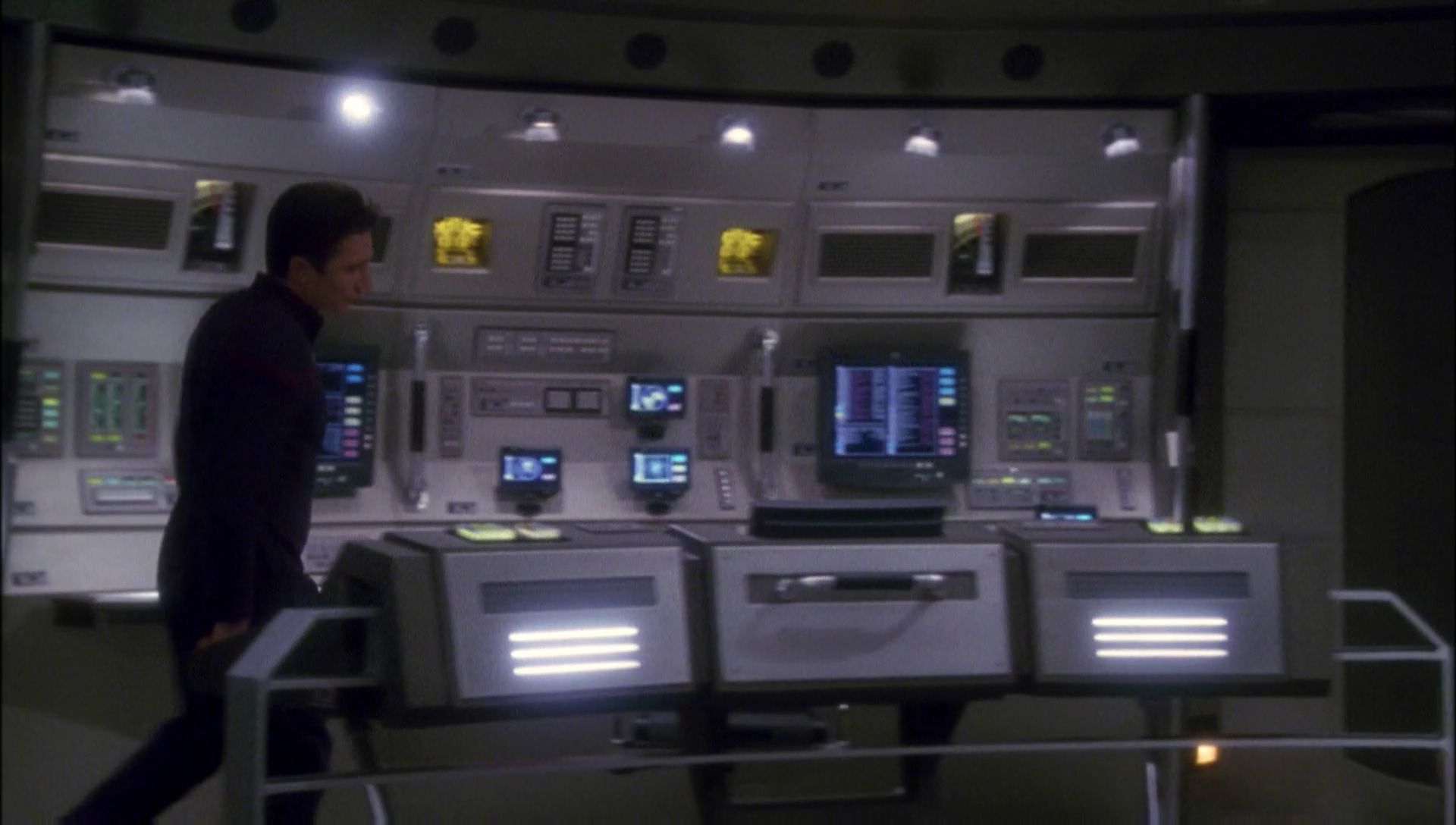 ariane179254_Enterprise_1x01-1x02_BrokenBow_1318.jpg