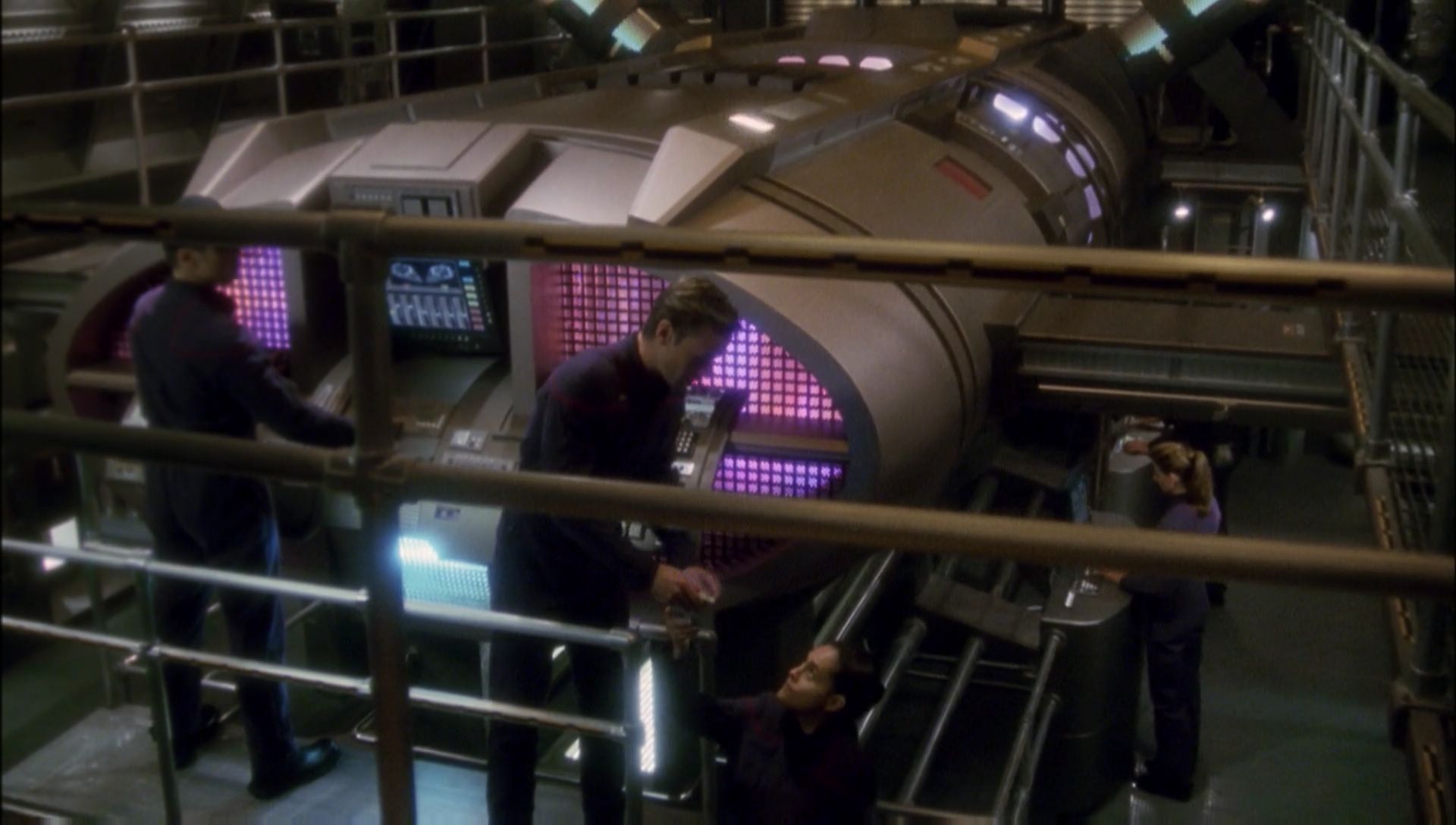 ariane179254_Enterprise_1x01-1x02_BrokenBow_1395.jpg