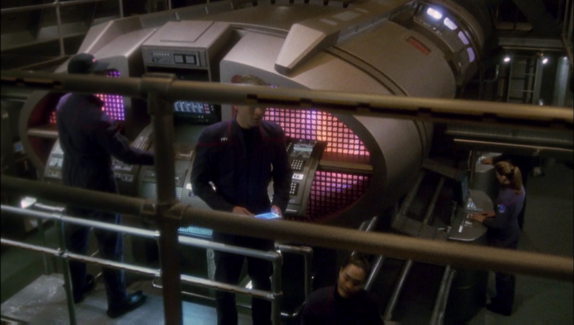 ariane179254_Enterprise_1x01-1x02_BrokenBow_1396.jpg