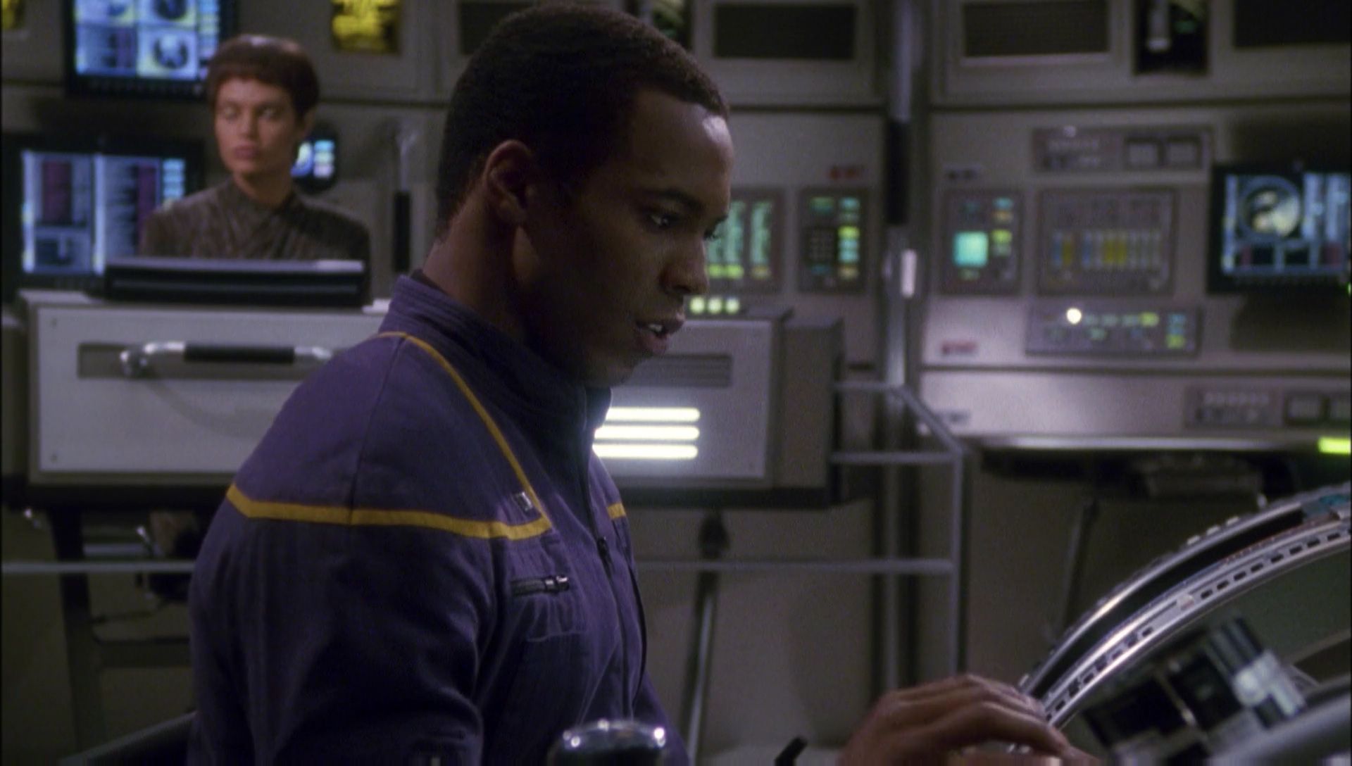 ariane179254_Enterprise_1x01-1x02_BrokenBow_1401.jpg