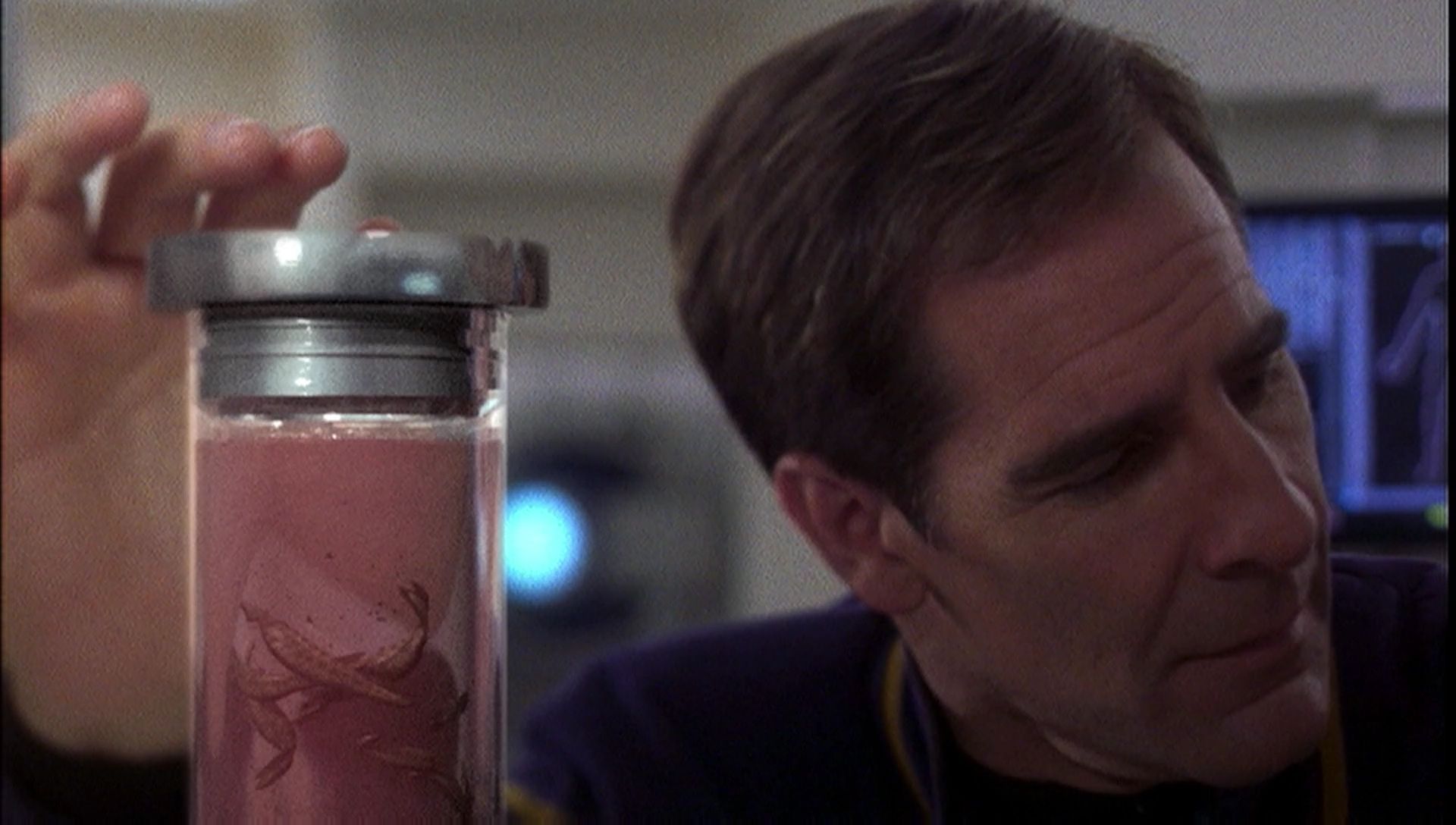 ariane179254_Enterprise_1x01-1x02_BrokenBow_1493.jpg