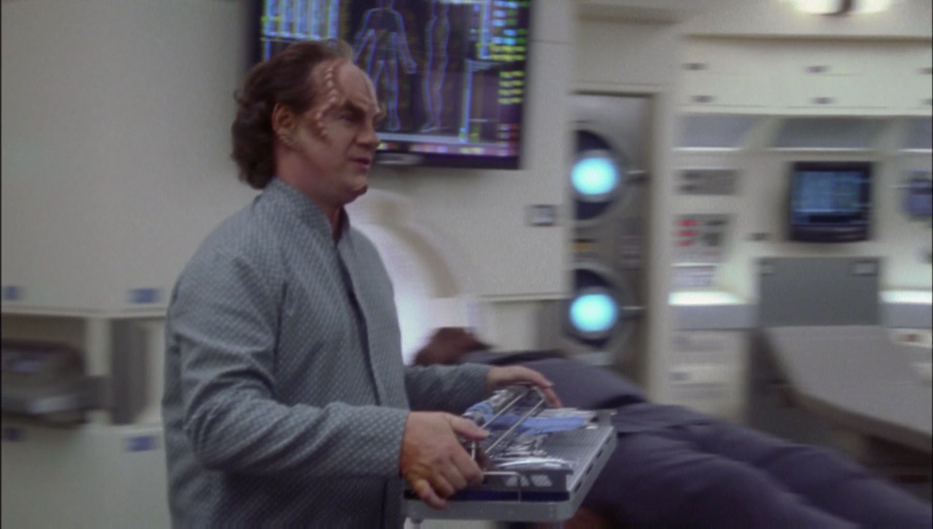 ariane179254_Enterprise_1x01-1x02_BrokenBow_1496.jpg