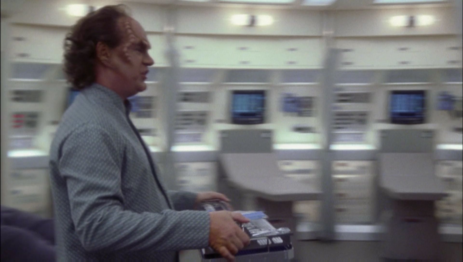 ariane179254_Enterprise_1x01-1x02_BrokenBow_1497.jpg