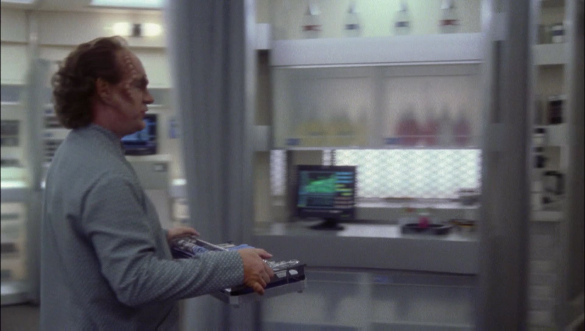 ariane179254_Enterprise_1x01-1x02_BrokenBow_1498.jpg