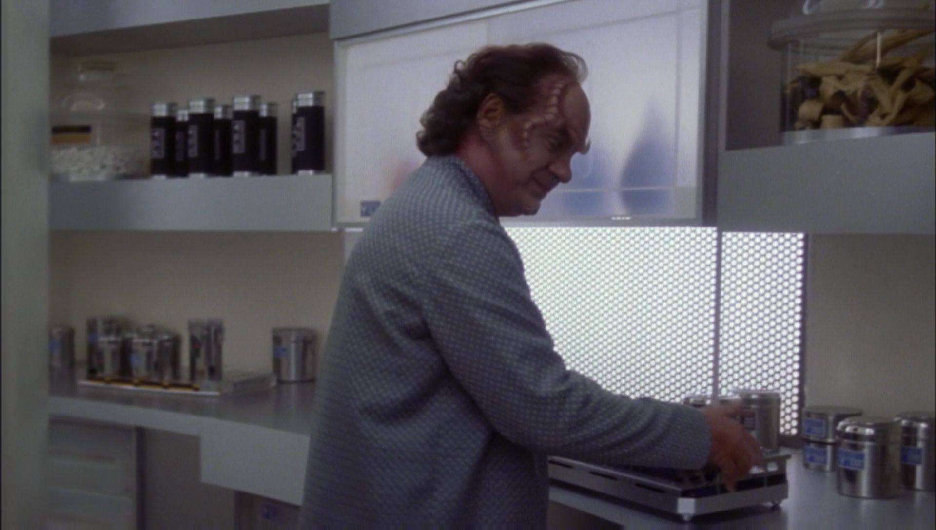 ariane179254_Enterprise_1x01-1x02_BrokenBow_1505.jpg
