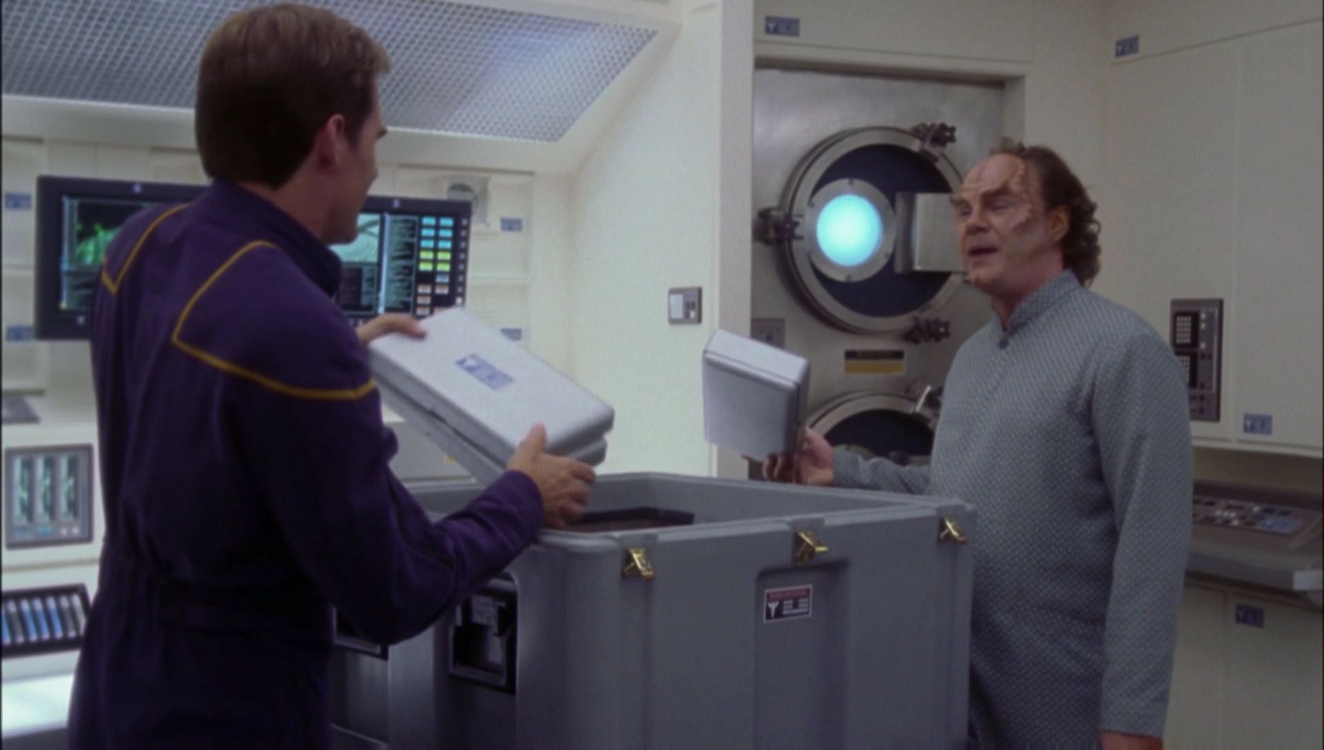 ariane179254_Enterprise_1x01-1x02_BrokenBow_1519.jpg