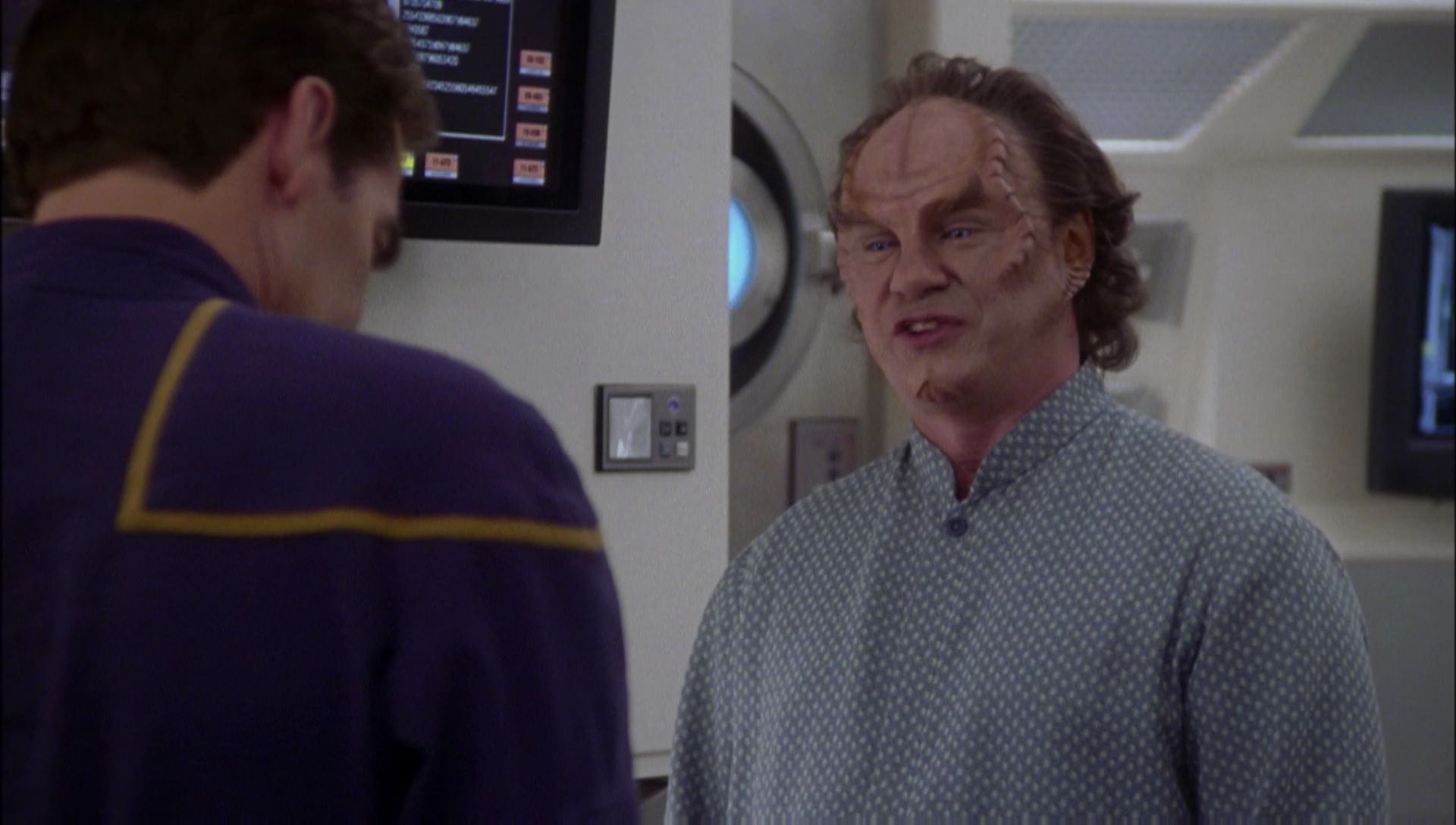 ariane179254_Enterprise_1x01-1x02_BrokenBow_1575.jpg