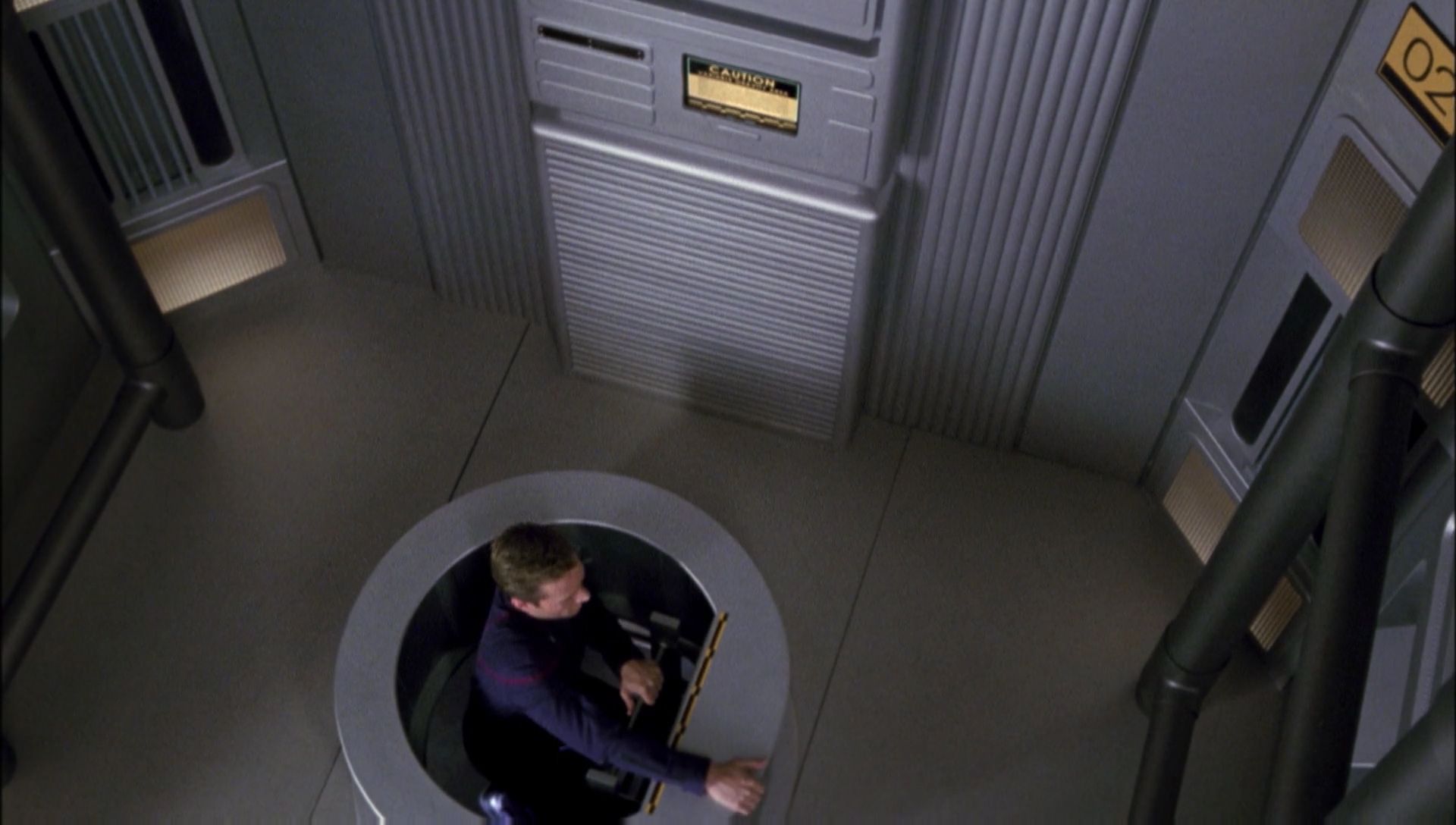 ariane179254_Enterprise_1x01-1x02_BrokenBow_1645.jpg