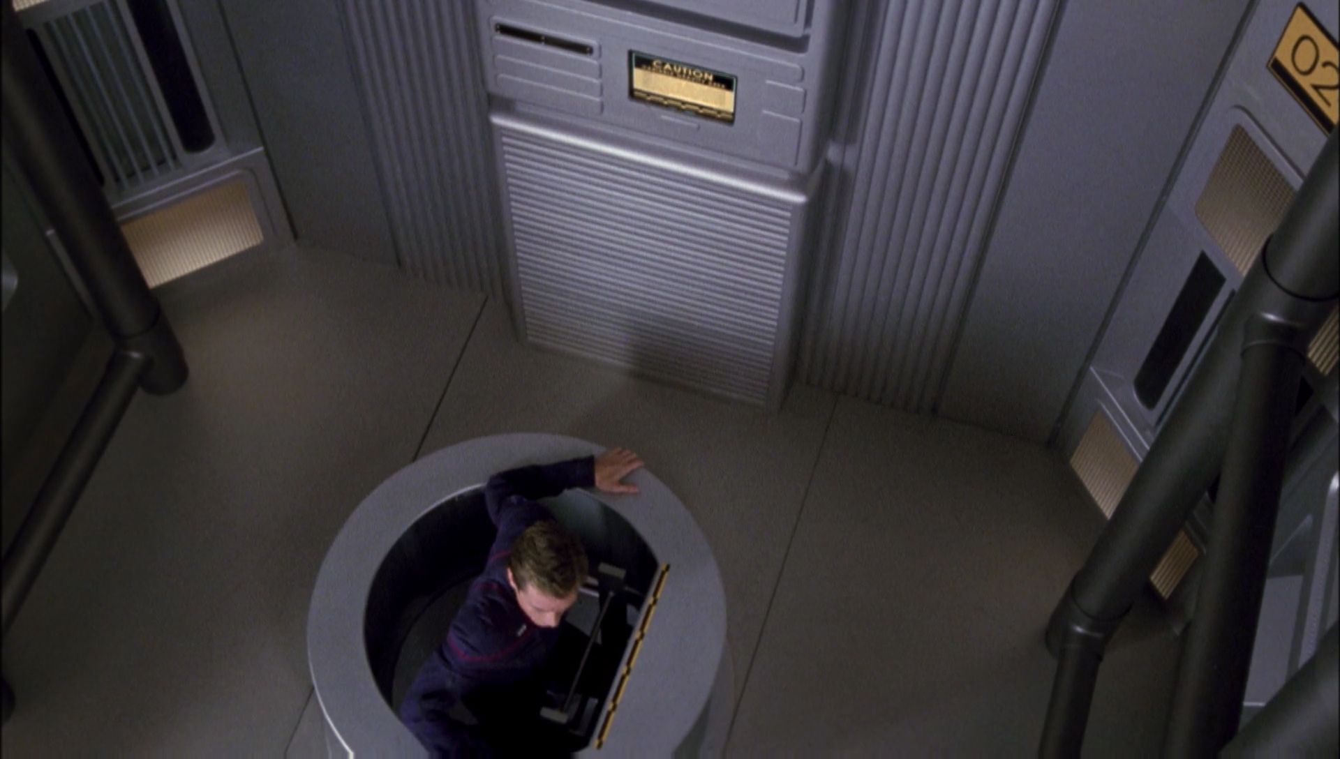 ariane179254_Enterprise_1x01-1x02_BrokenBow_1649.jpg