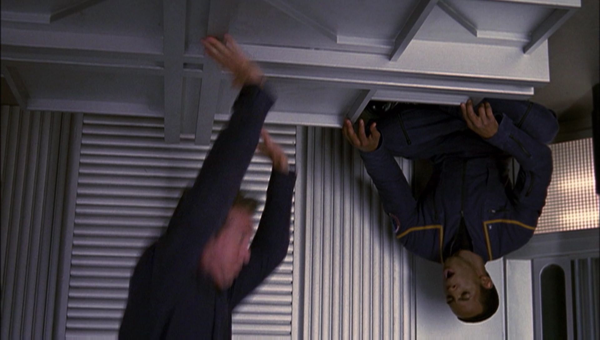ariane179254_Enterprise_1x01-1x02_BrokenBow_1665.jpg