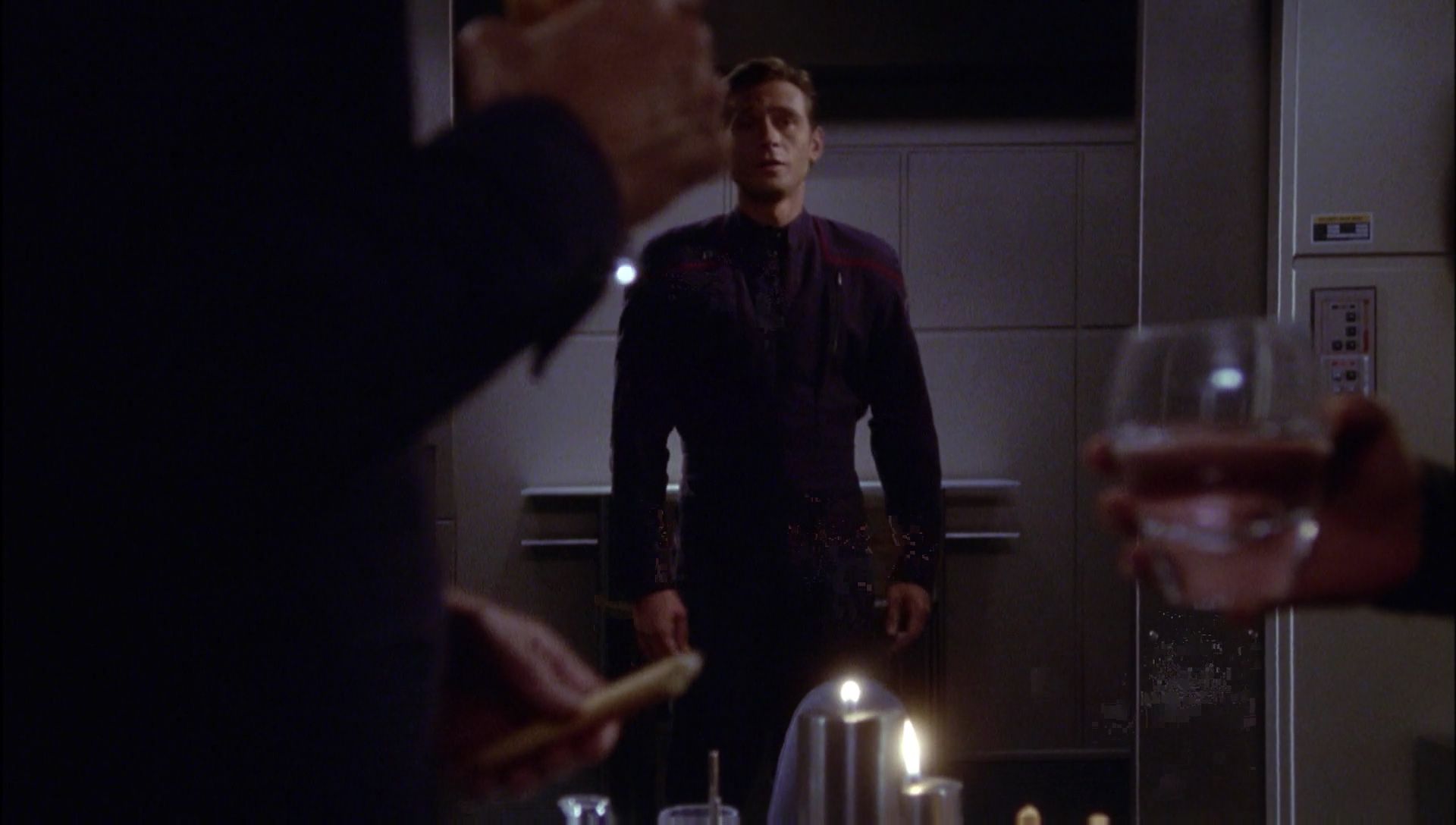 ariane179254_Enterprise_1x01-1x02_BrokenBow_1768.jpg