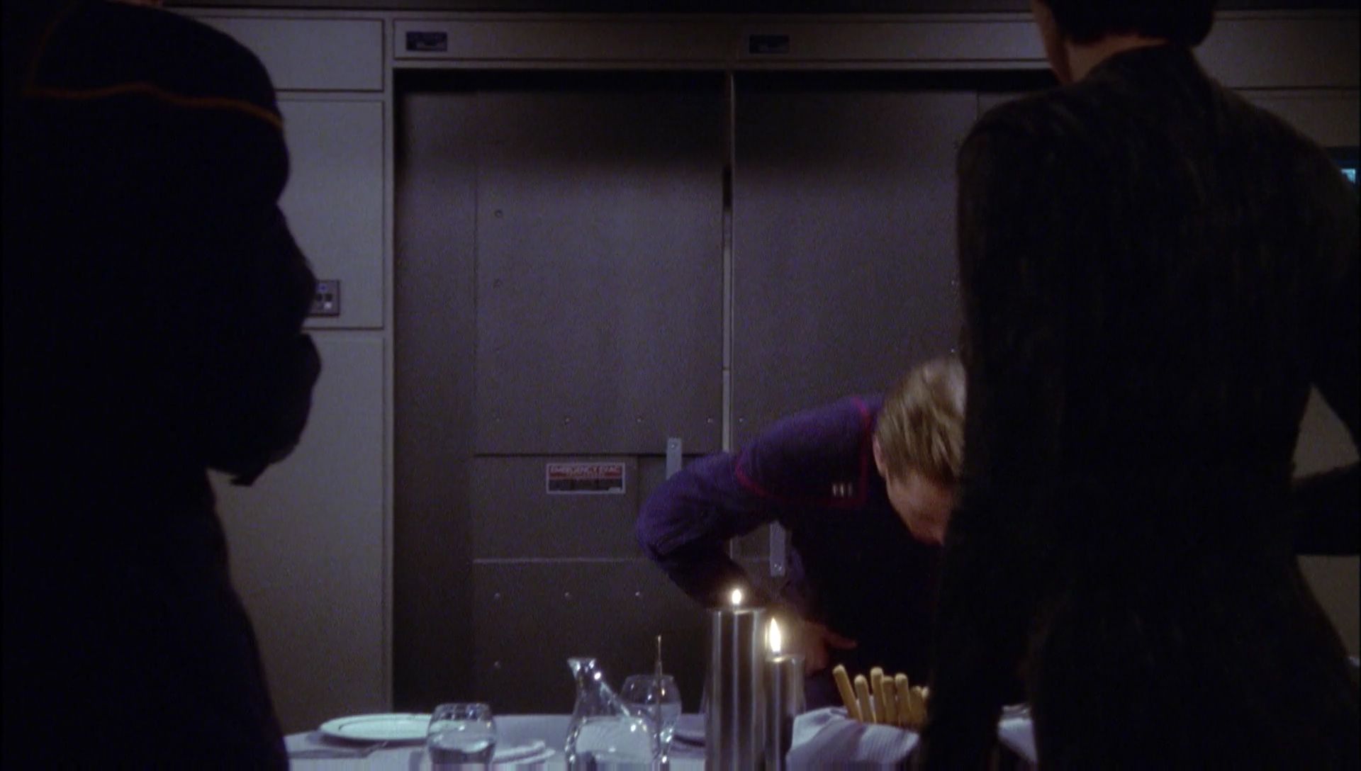ariane179254_Enterprise_1x01-1x02_BrokenBow_1772.jpg